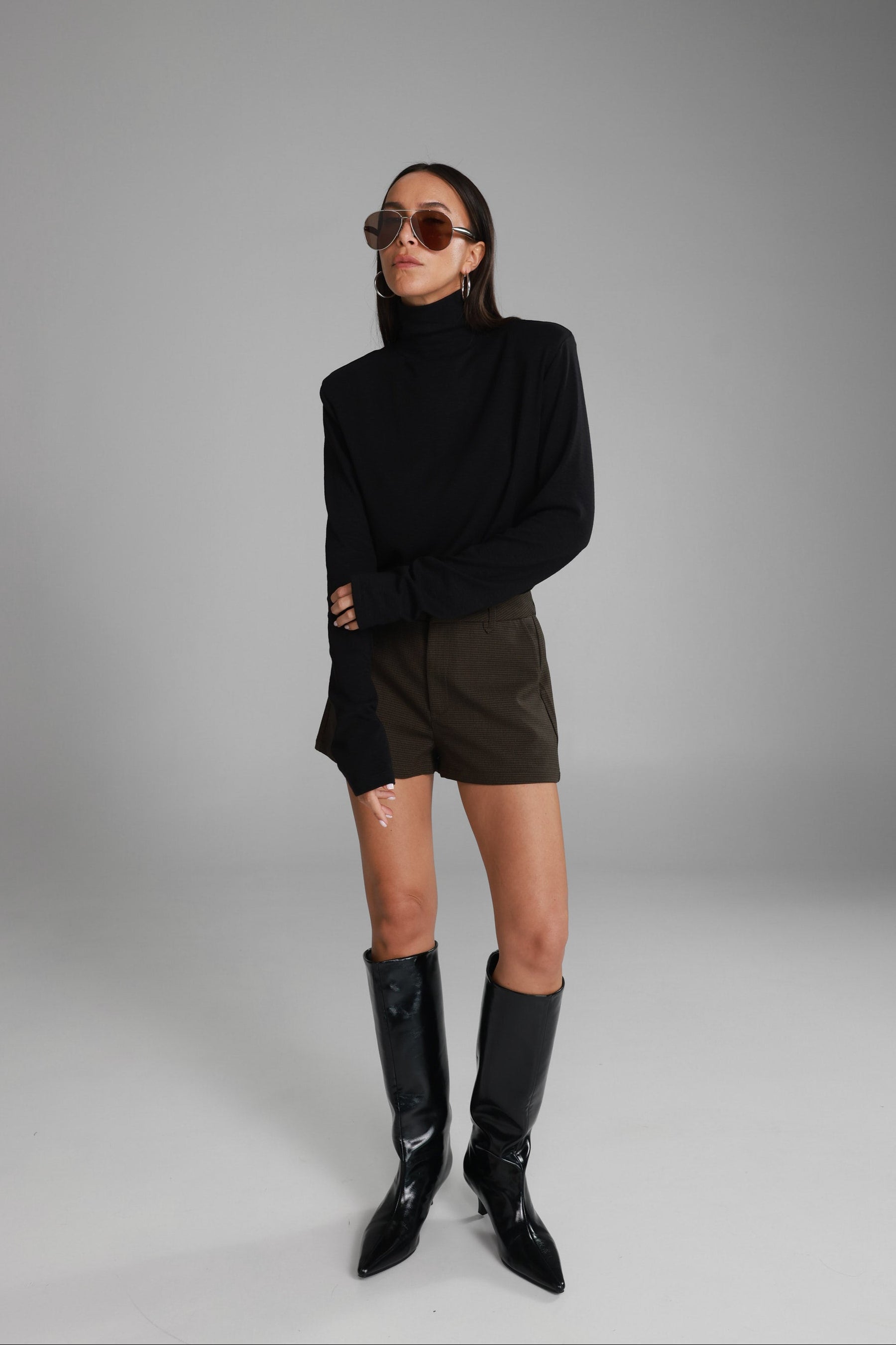 חולצת דיילי שחורה