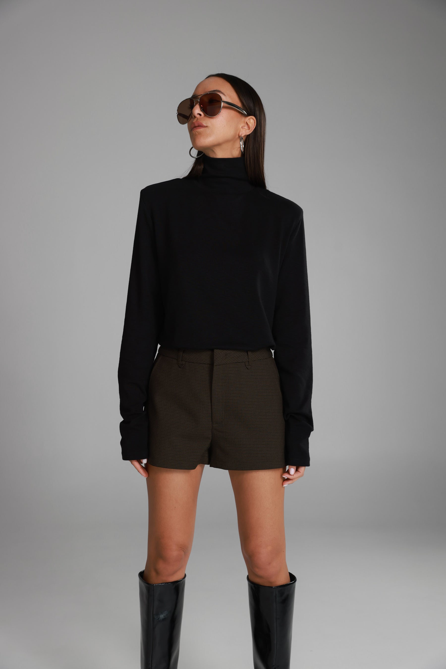 חולצת דיילי שחורה