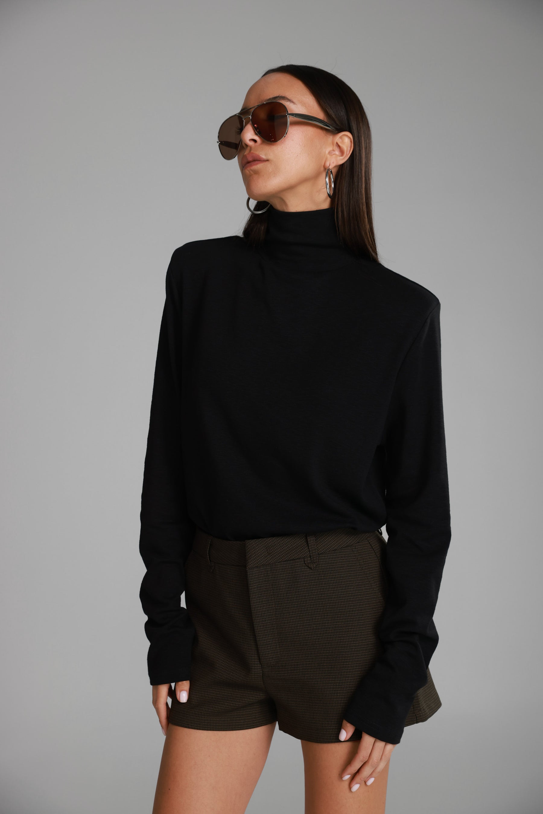 חולצת דיילי שחורה