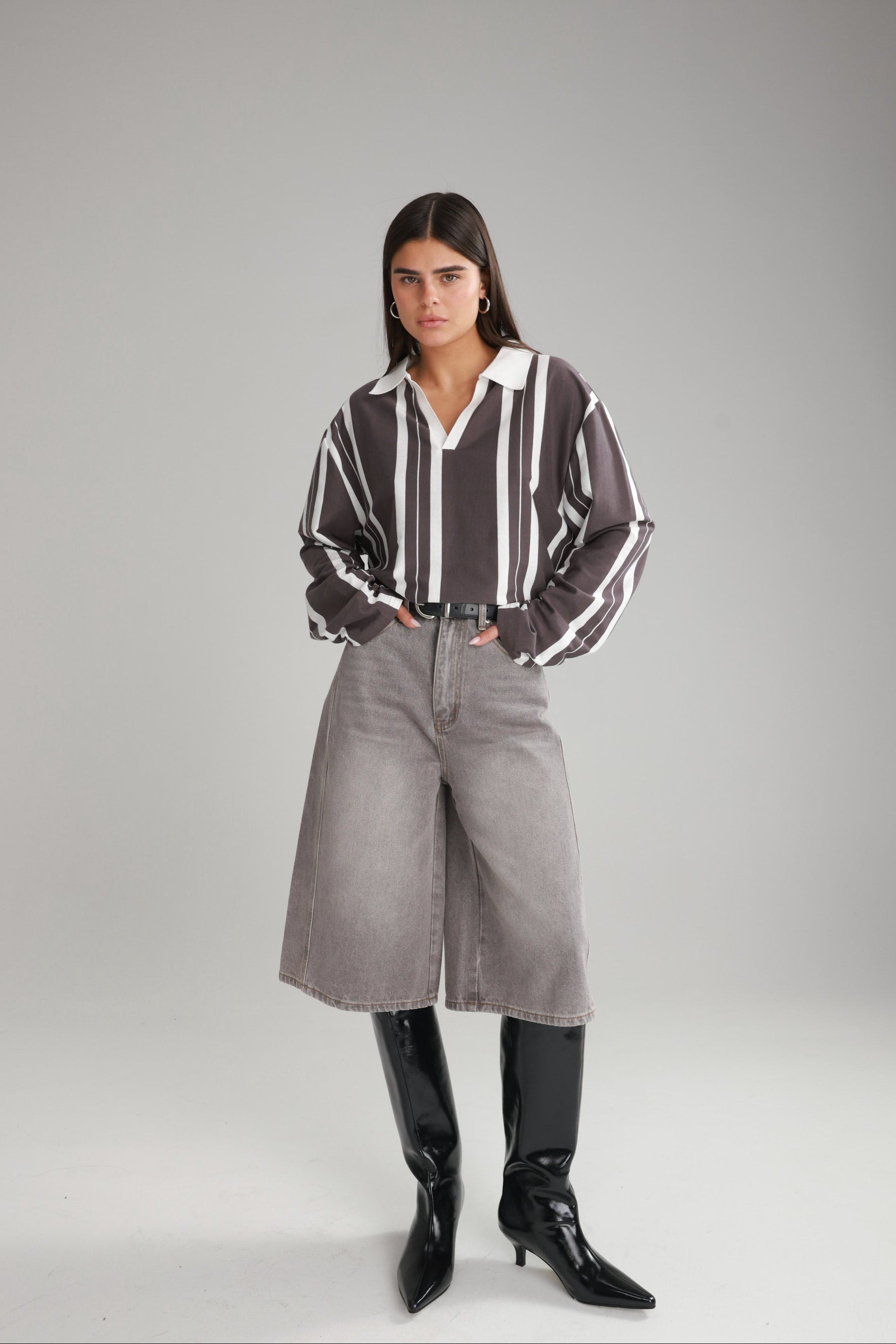 חולצת לינה פסים אפור כהה/לבן