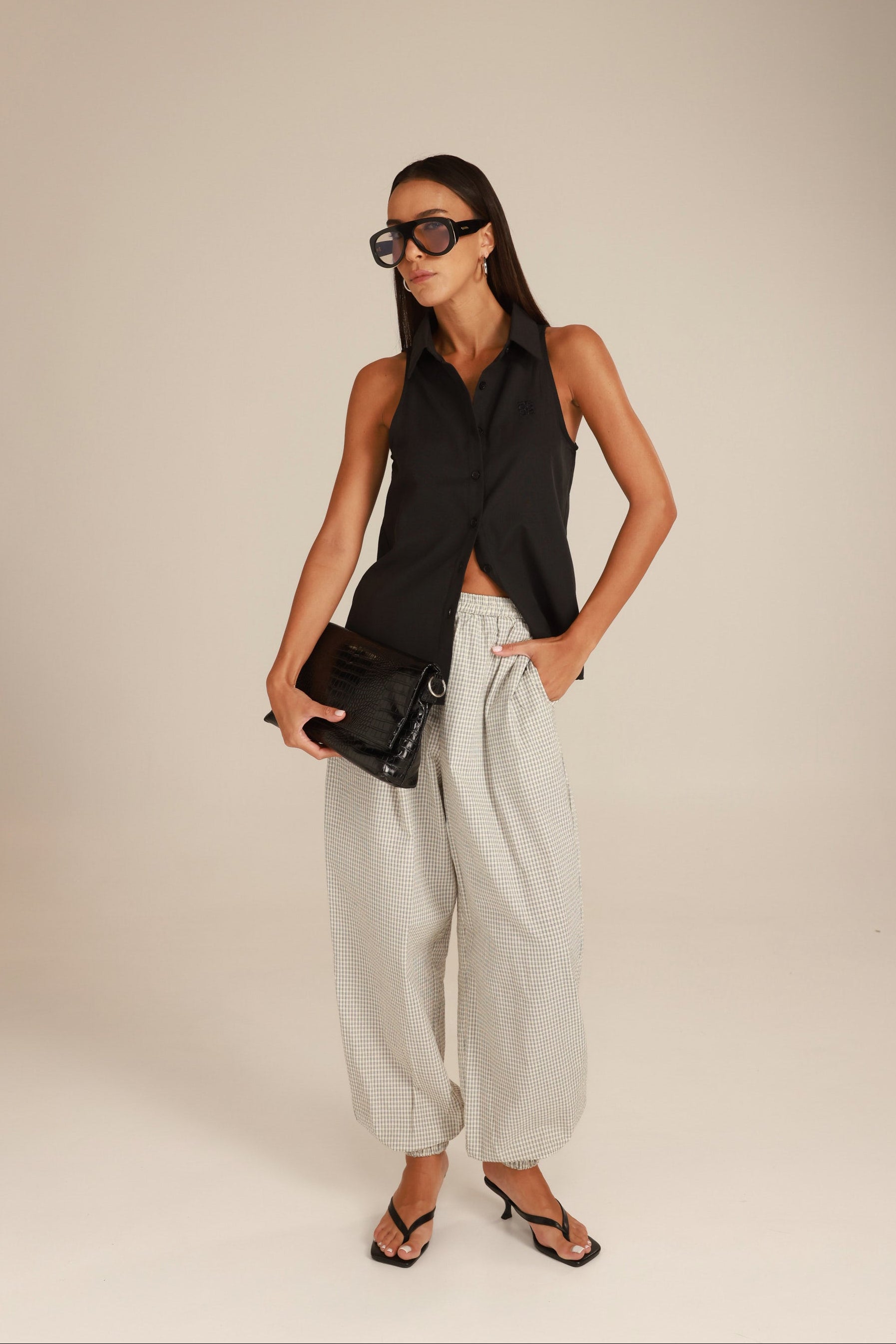 גופיית מודי מכופתרת שחורה