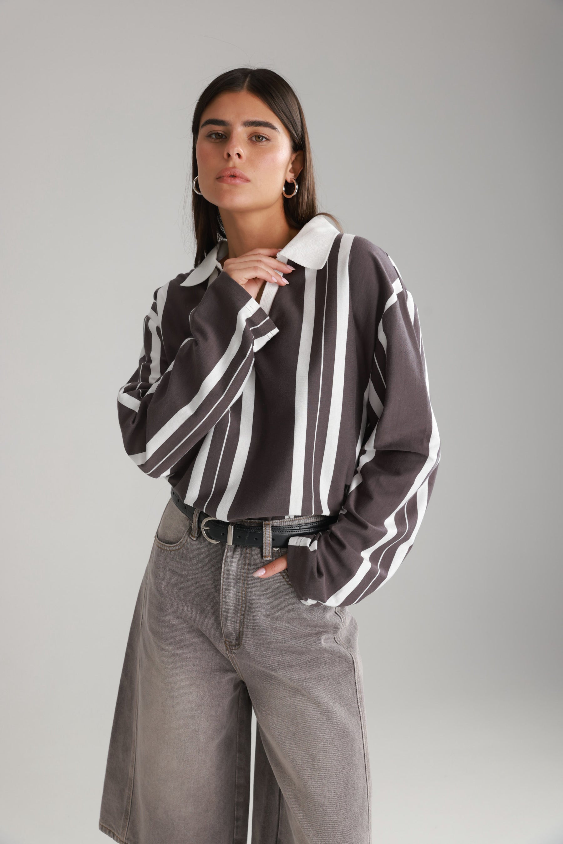 חולצת לינה פסים אפור כהה/לבן