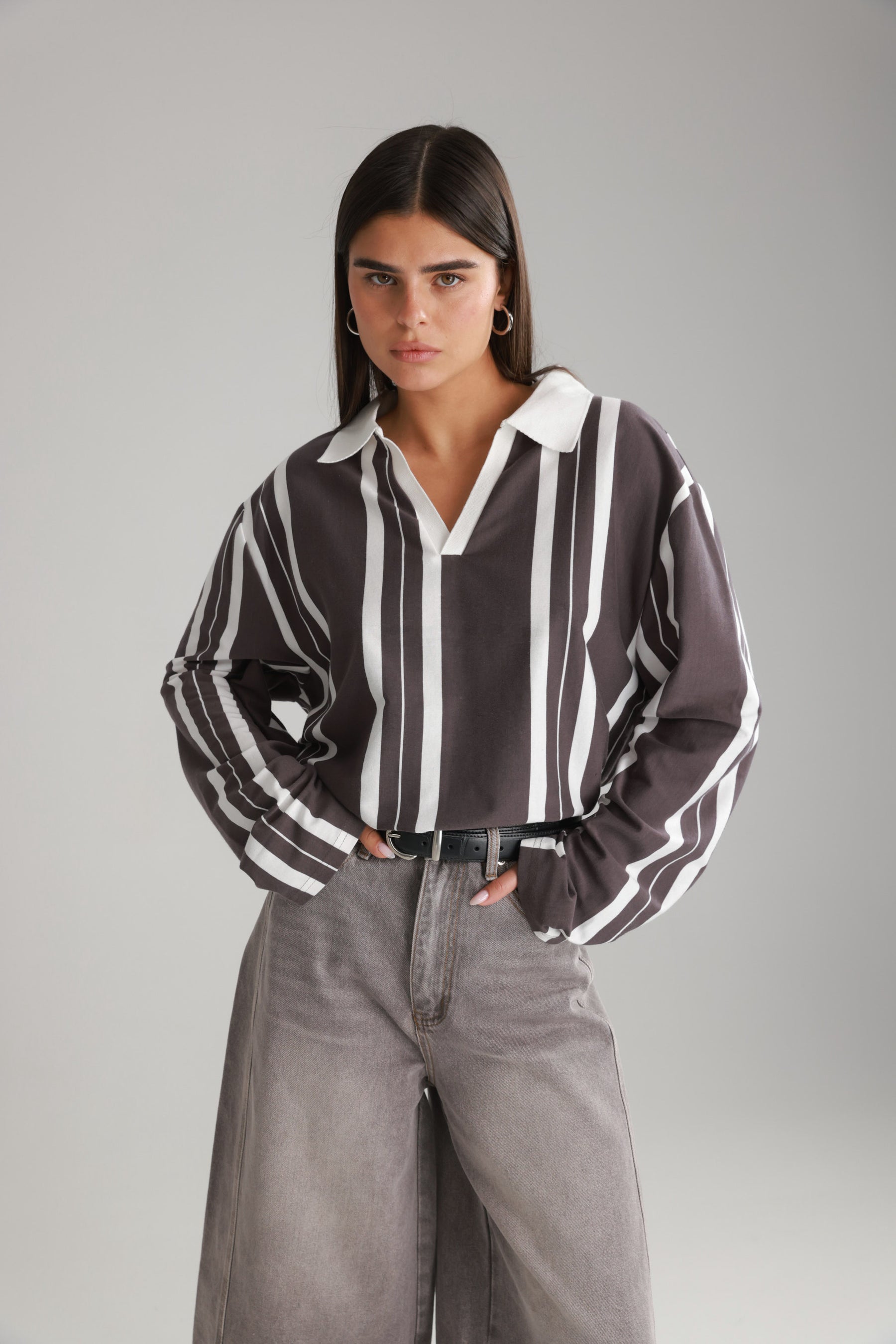 חולצת לינה פסים אפור כהה/לבן