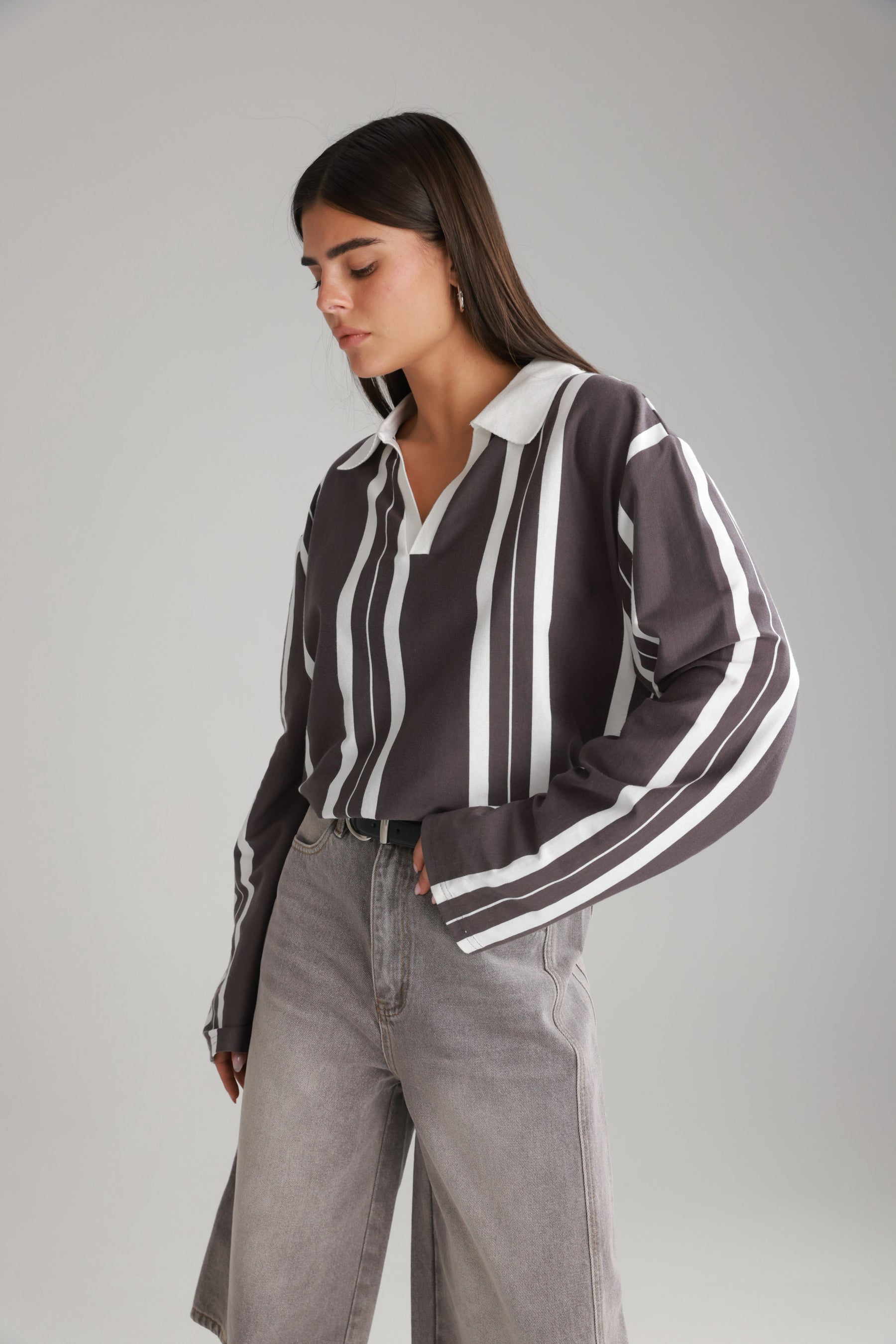 חולצת לינה פסים אפור כהה/לבן