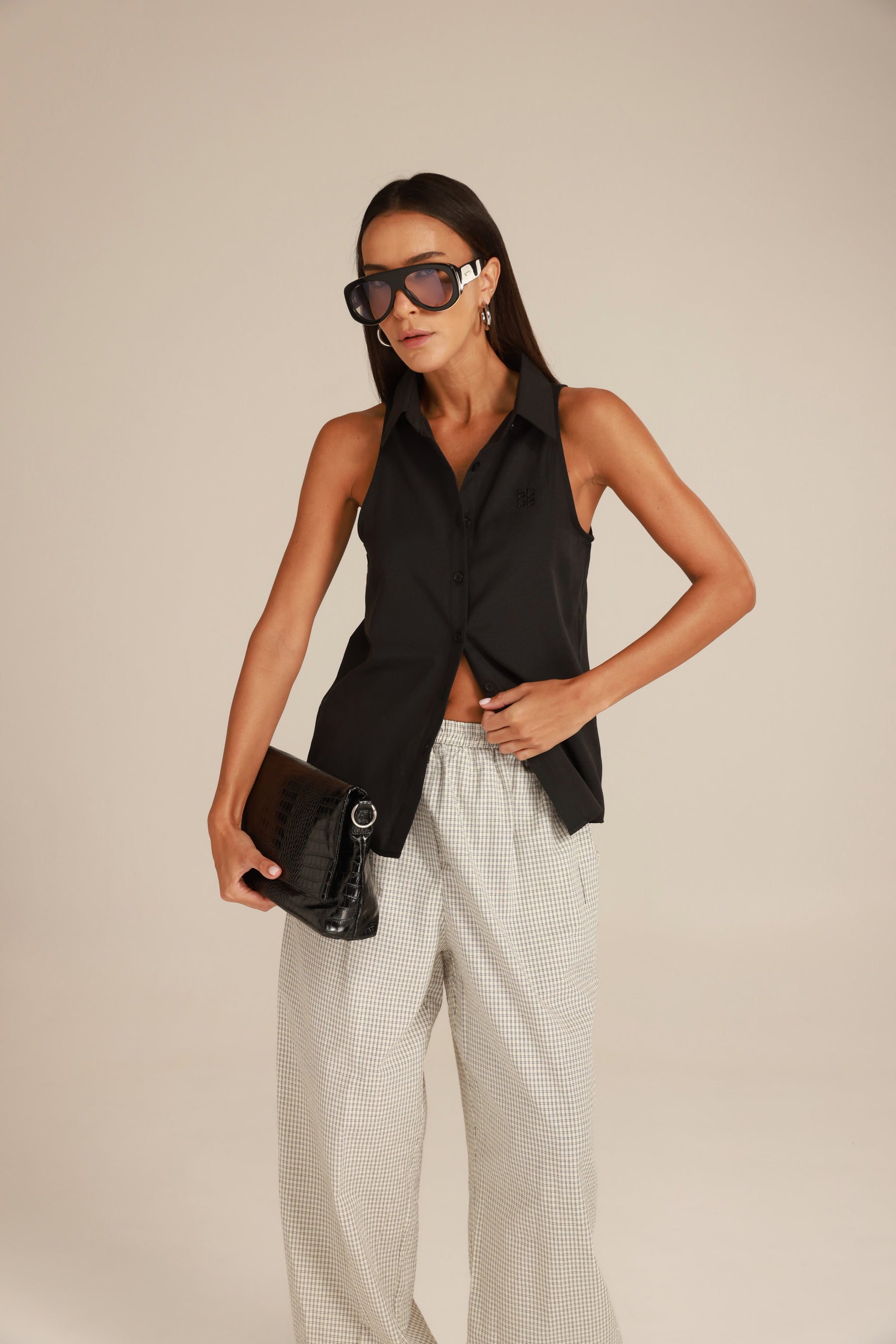 גופיית מודי מכופתרת שחורה