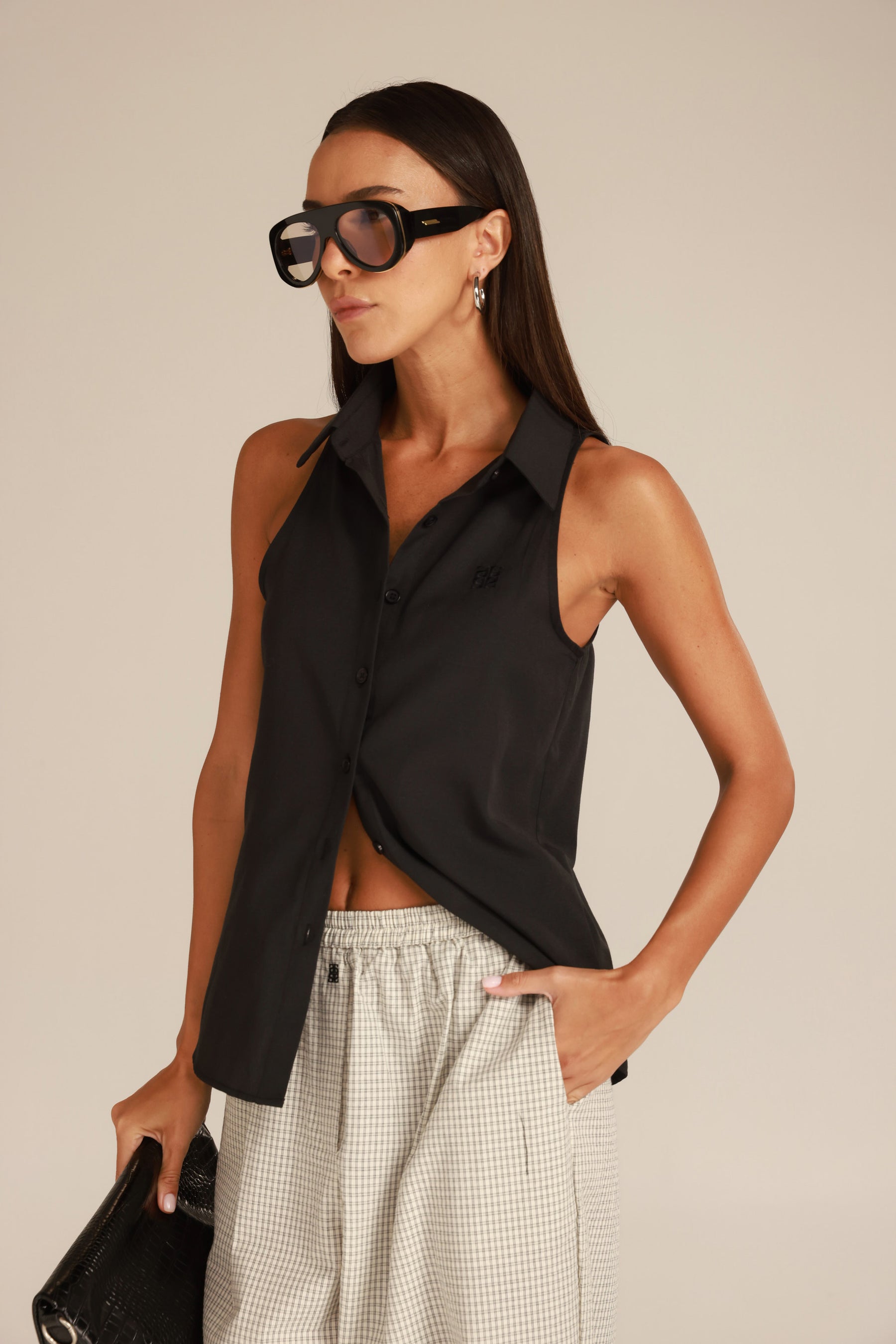 גופיית מודי מכופתרת שחורה