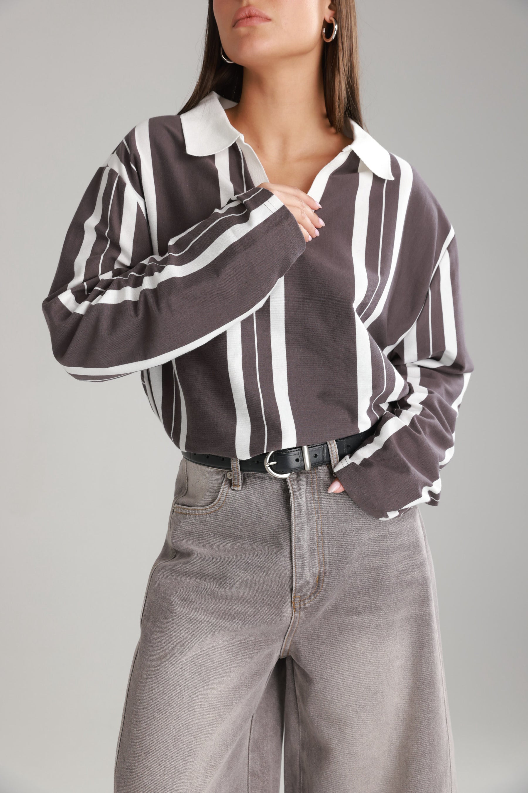 חולצת לינה פסים אפור כהה/לבן