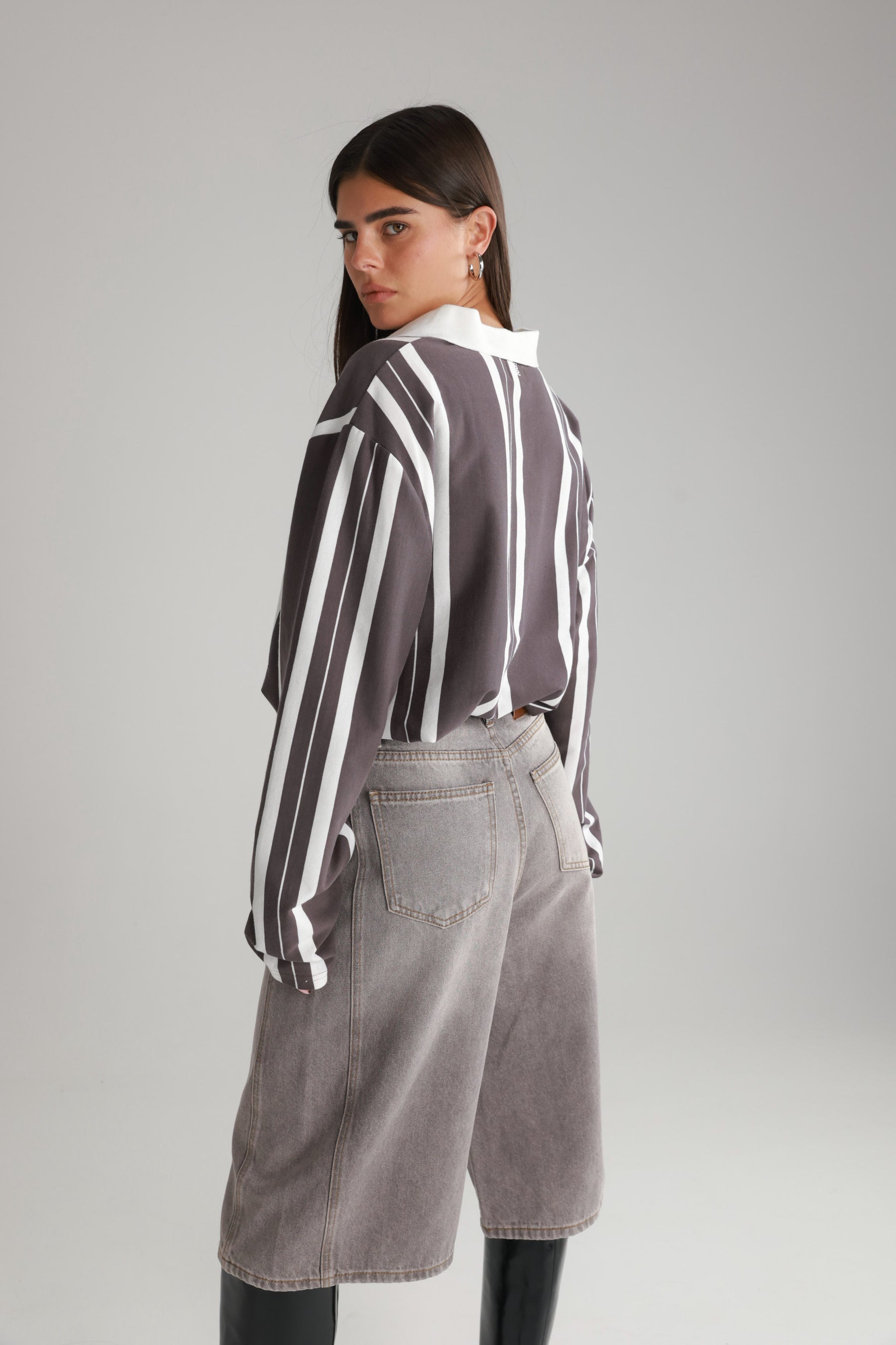 חולצת לינה פסים אפור כהה/לבן