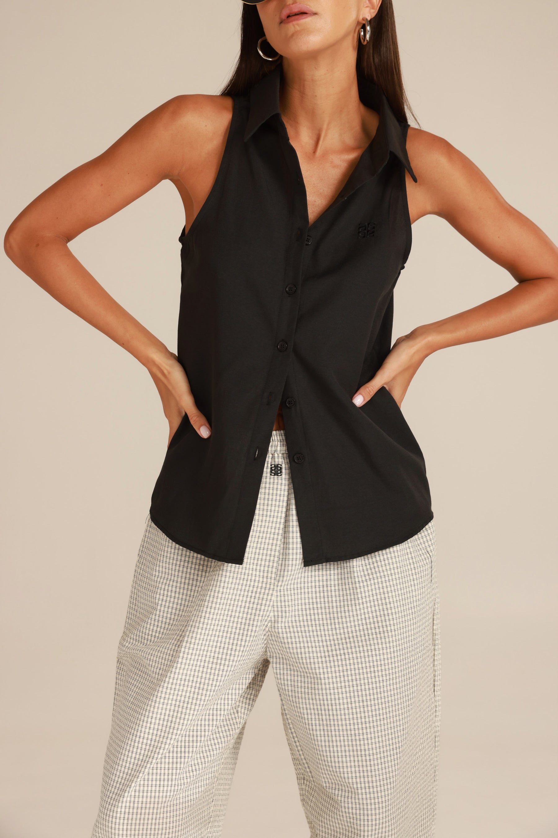 גופיית מודי מכופתרת שחורה