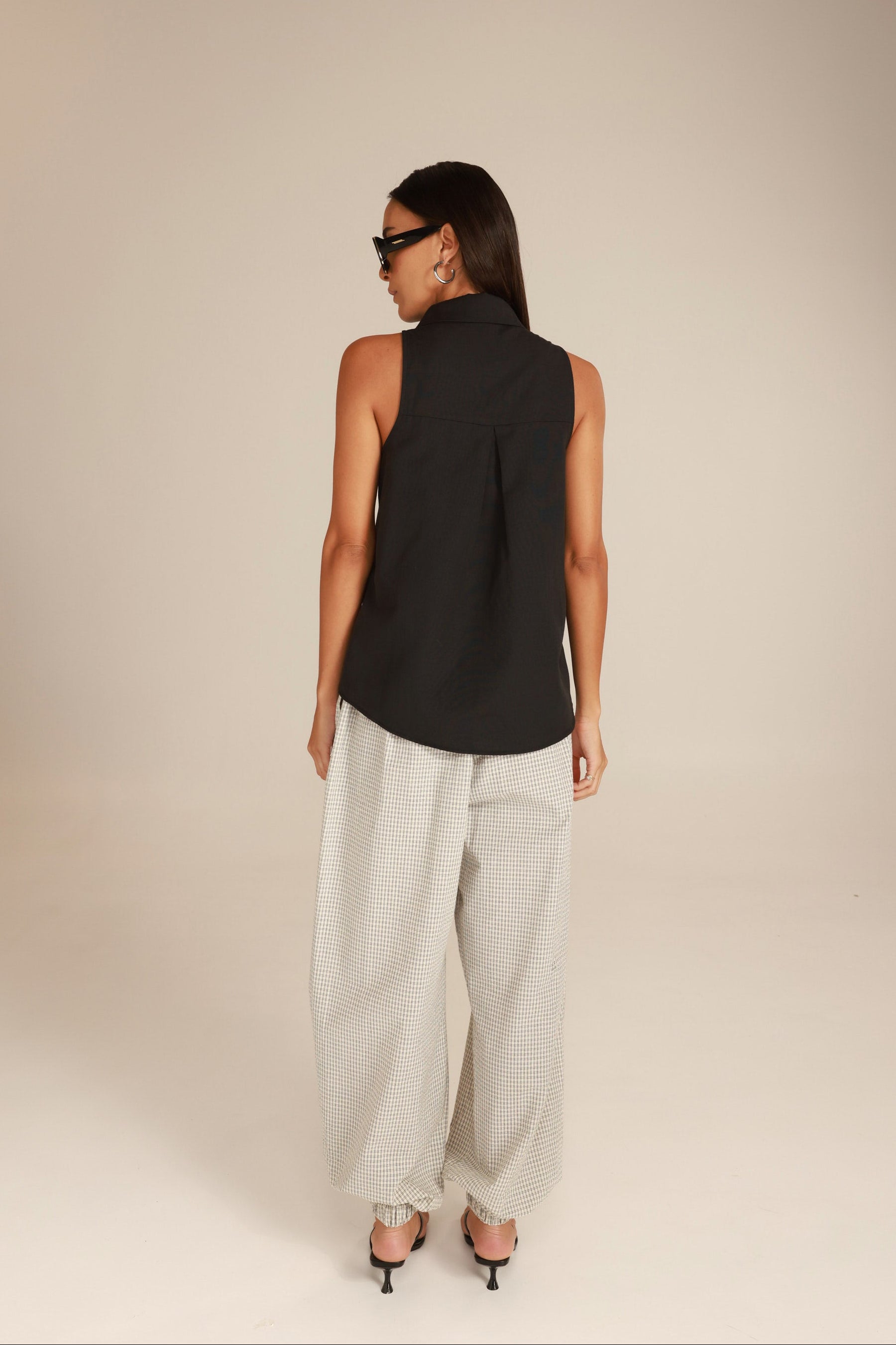 גופיית מודי מכופתרת שחורה