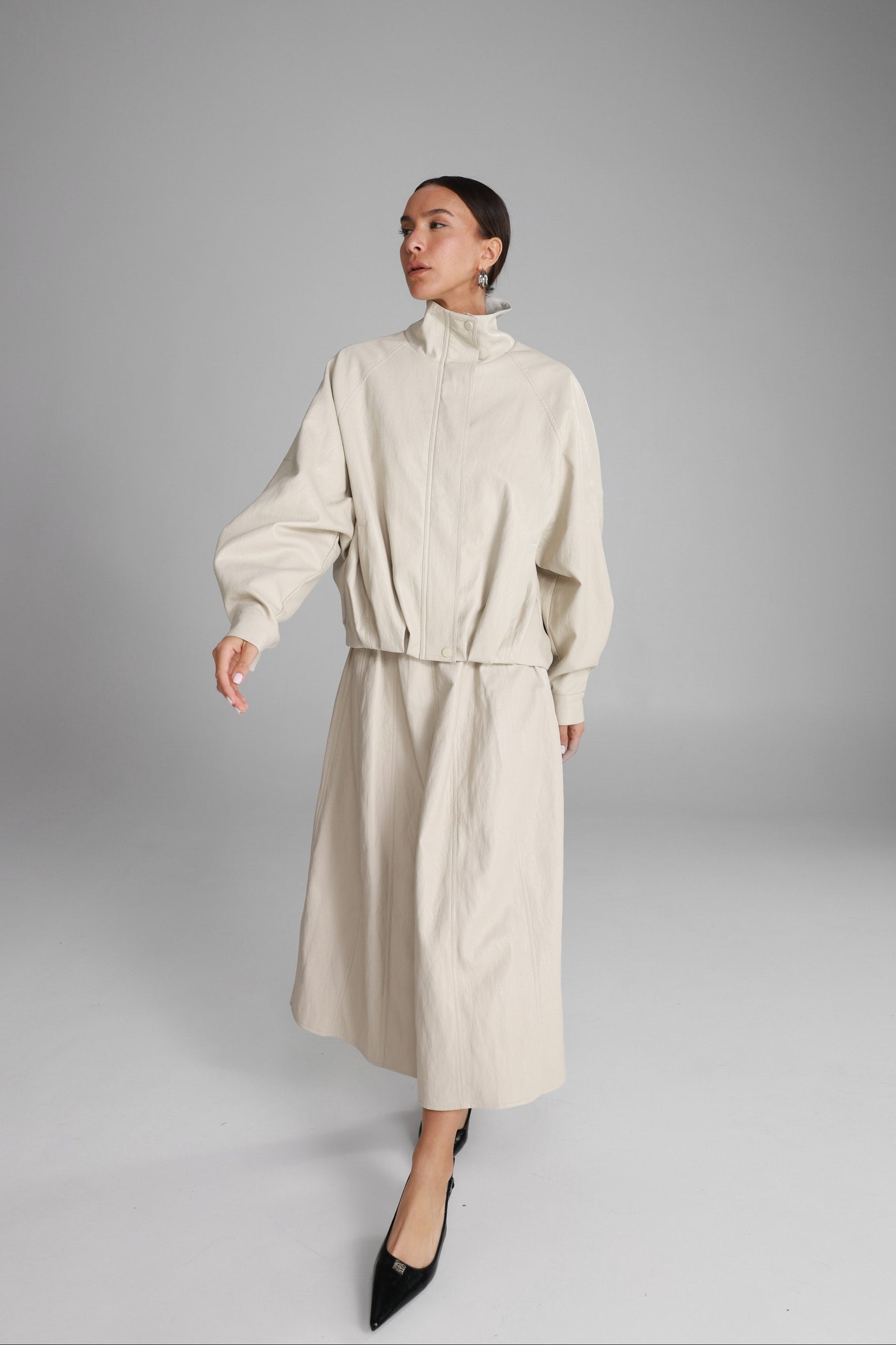 חצאית מידי ג'וליה דמוי עור שמנת