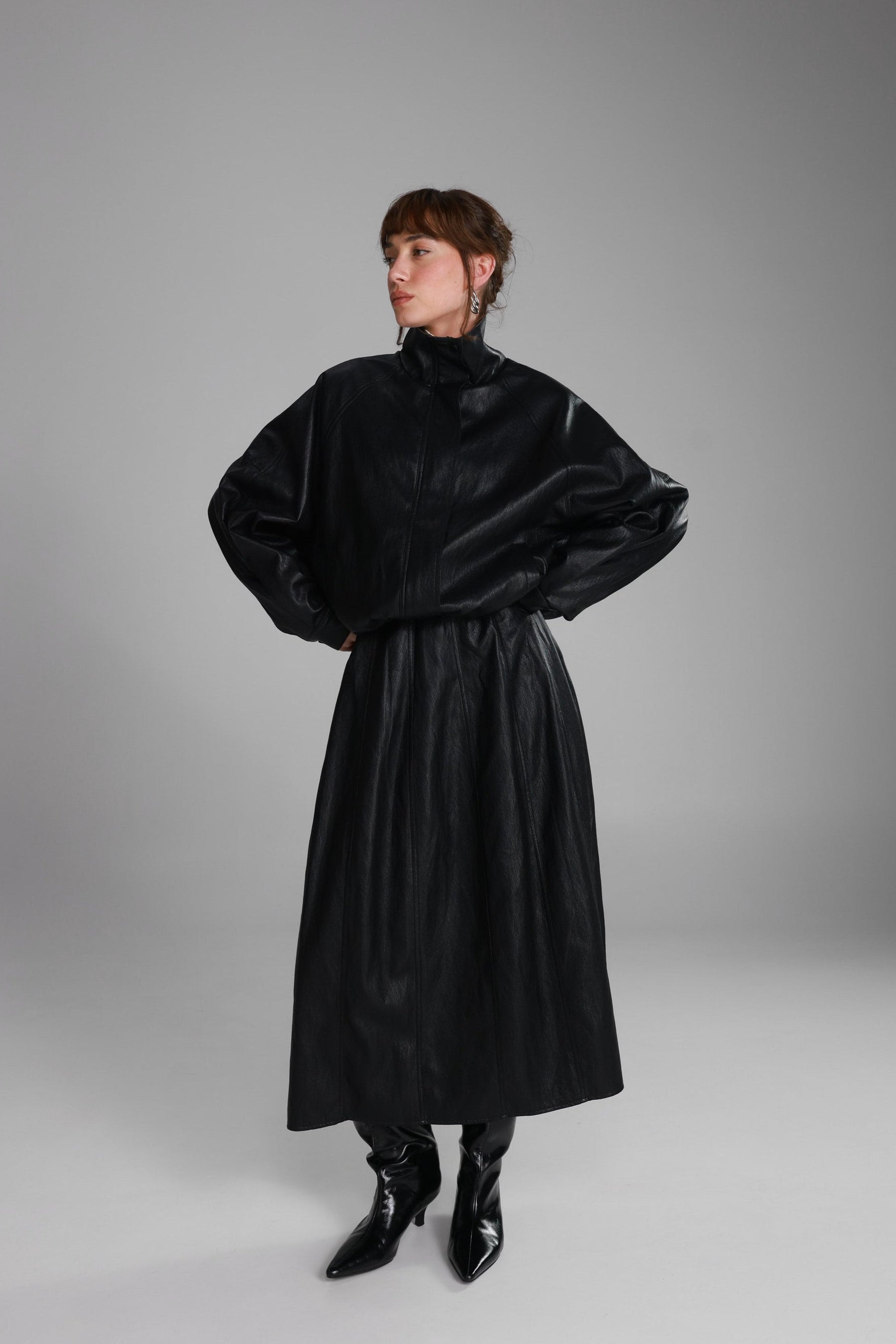 חצאית מידי ג'וליה דמוי עור שחורה