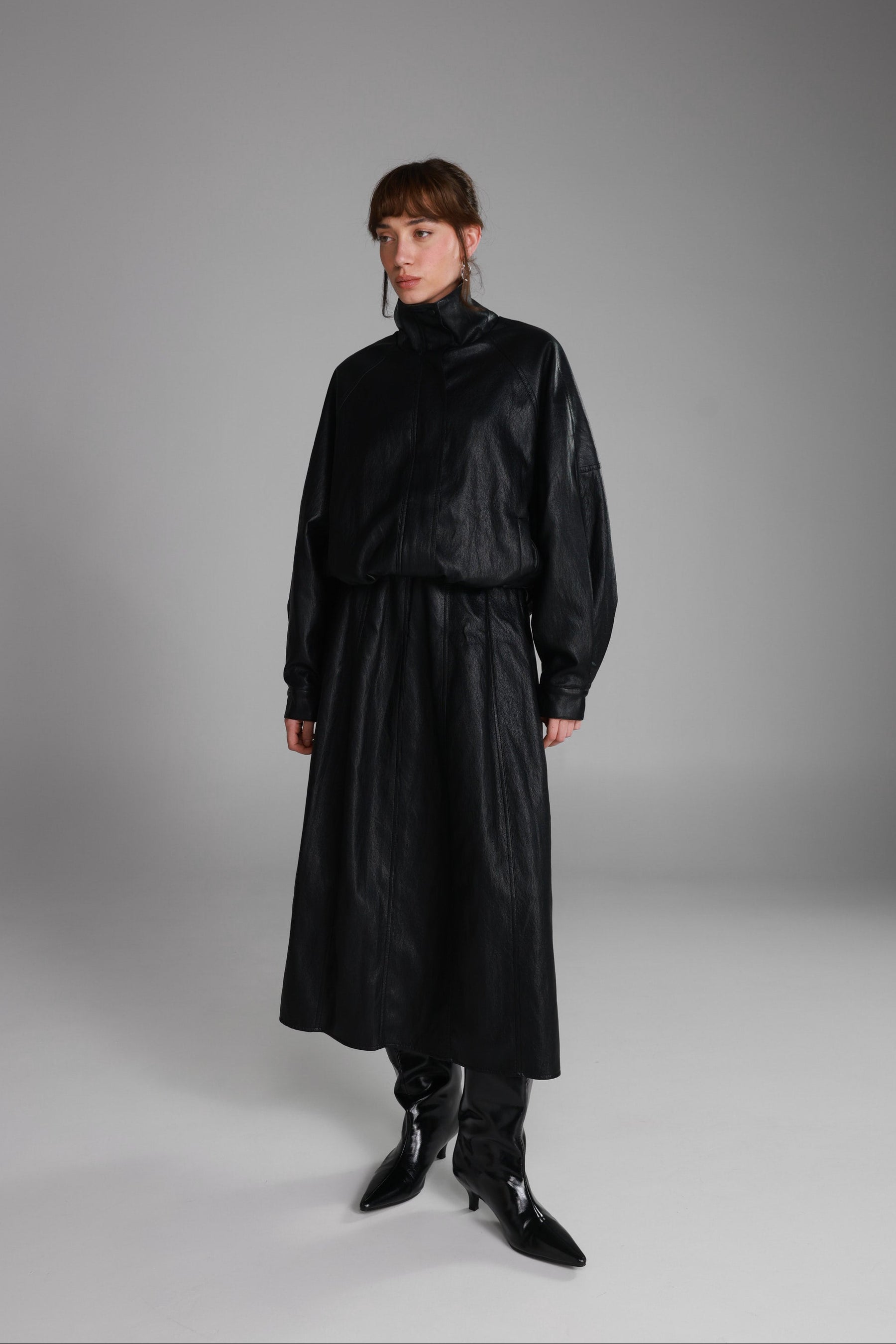 חצאית מידי ג'וליה דמוי עור שחורה