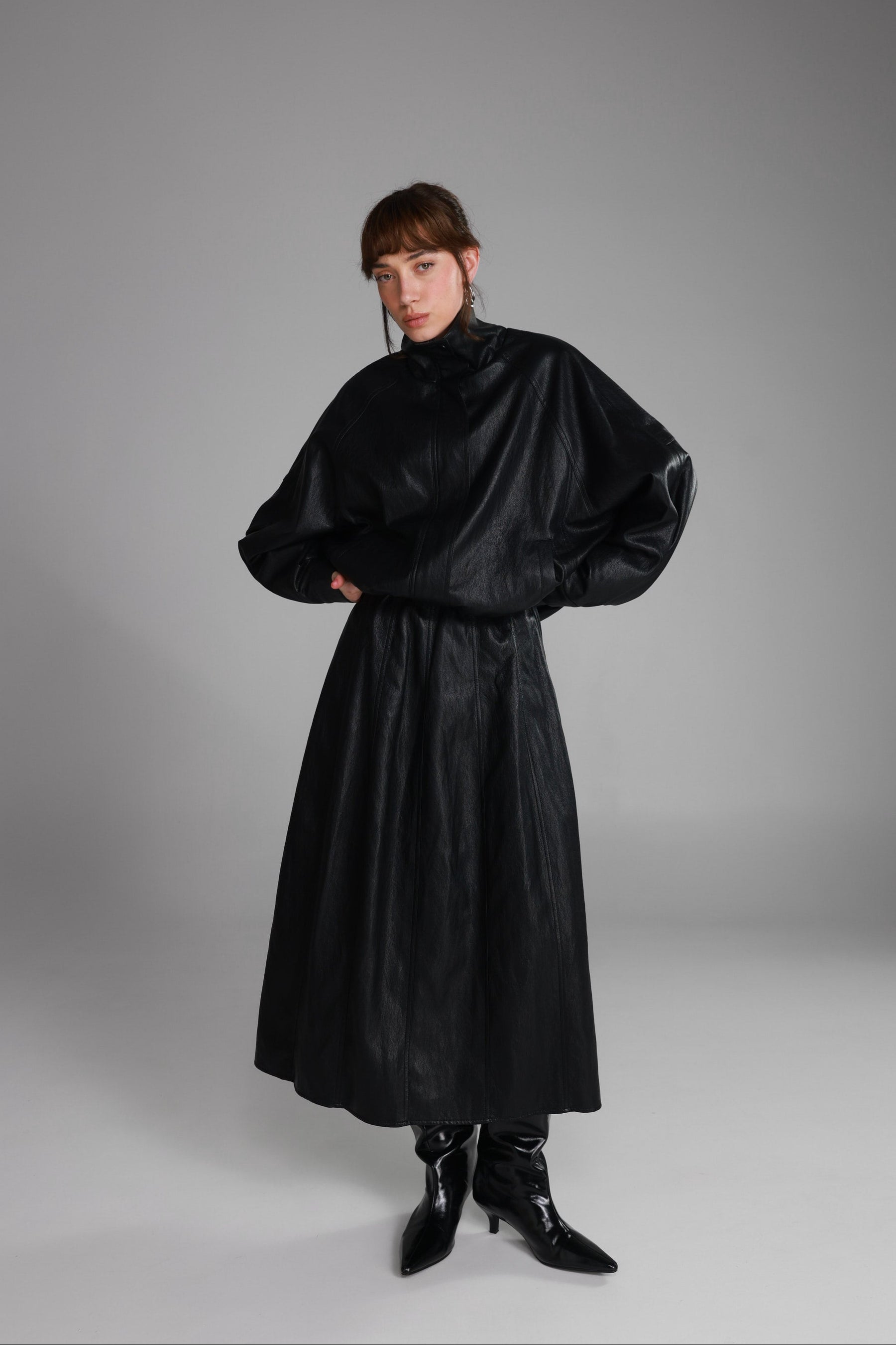 חצאית מידי ג'וליה דמוי עור שחורה