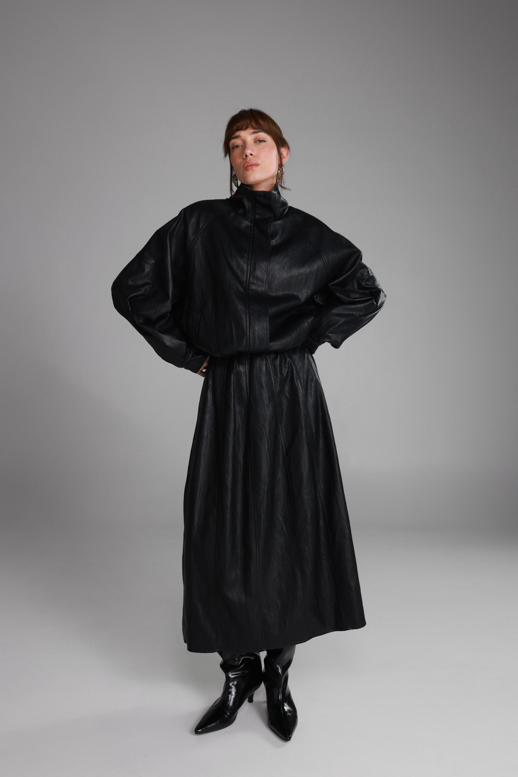 חצאית מידי ג'וליה דמוי עור שחורה