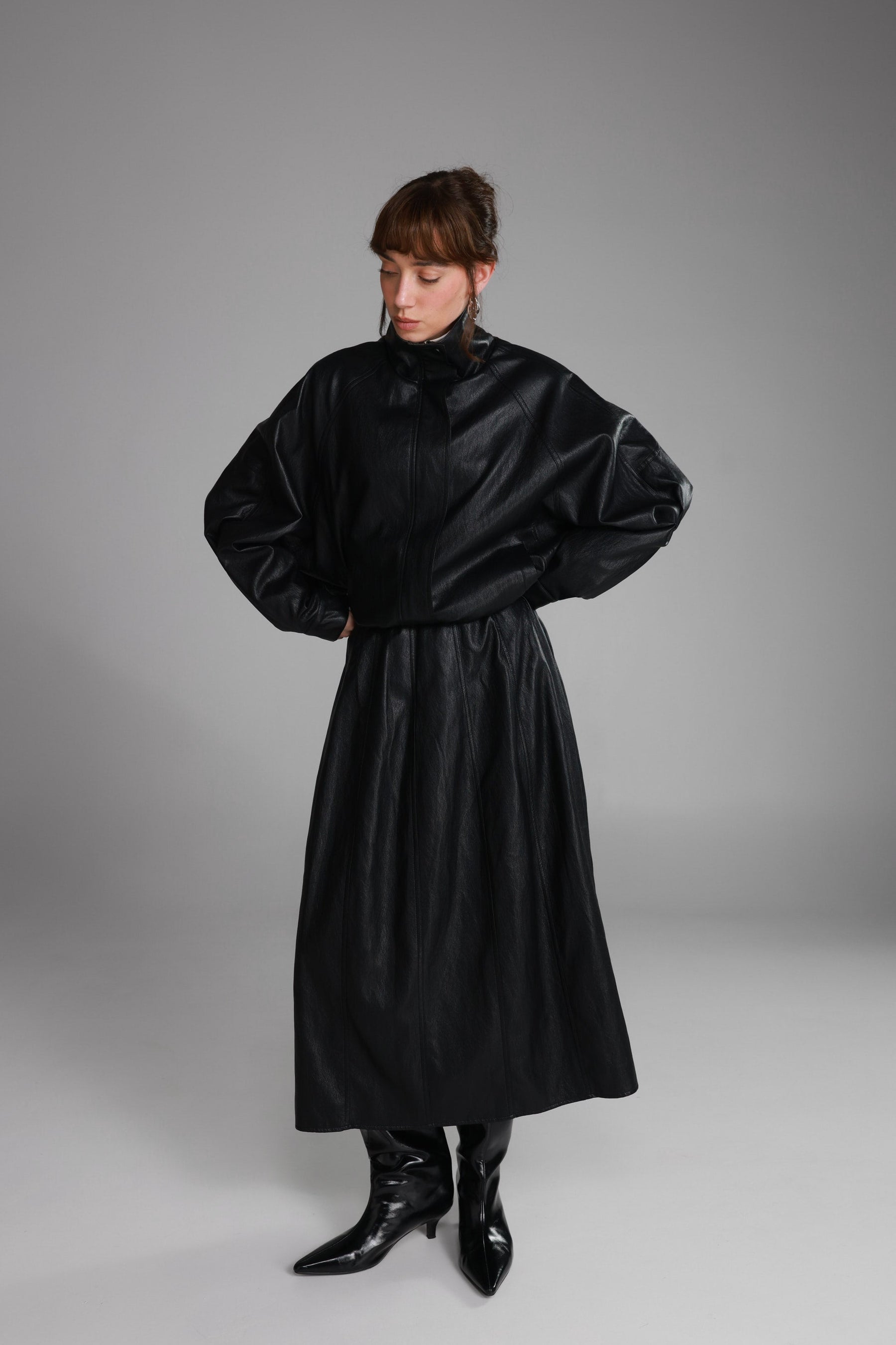 חצאית מידי ג'וליה דמוי עור שחורה