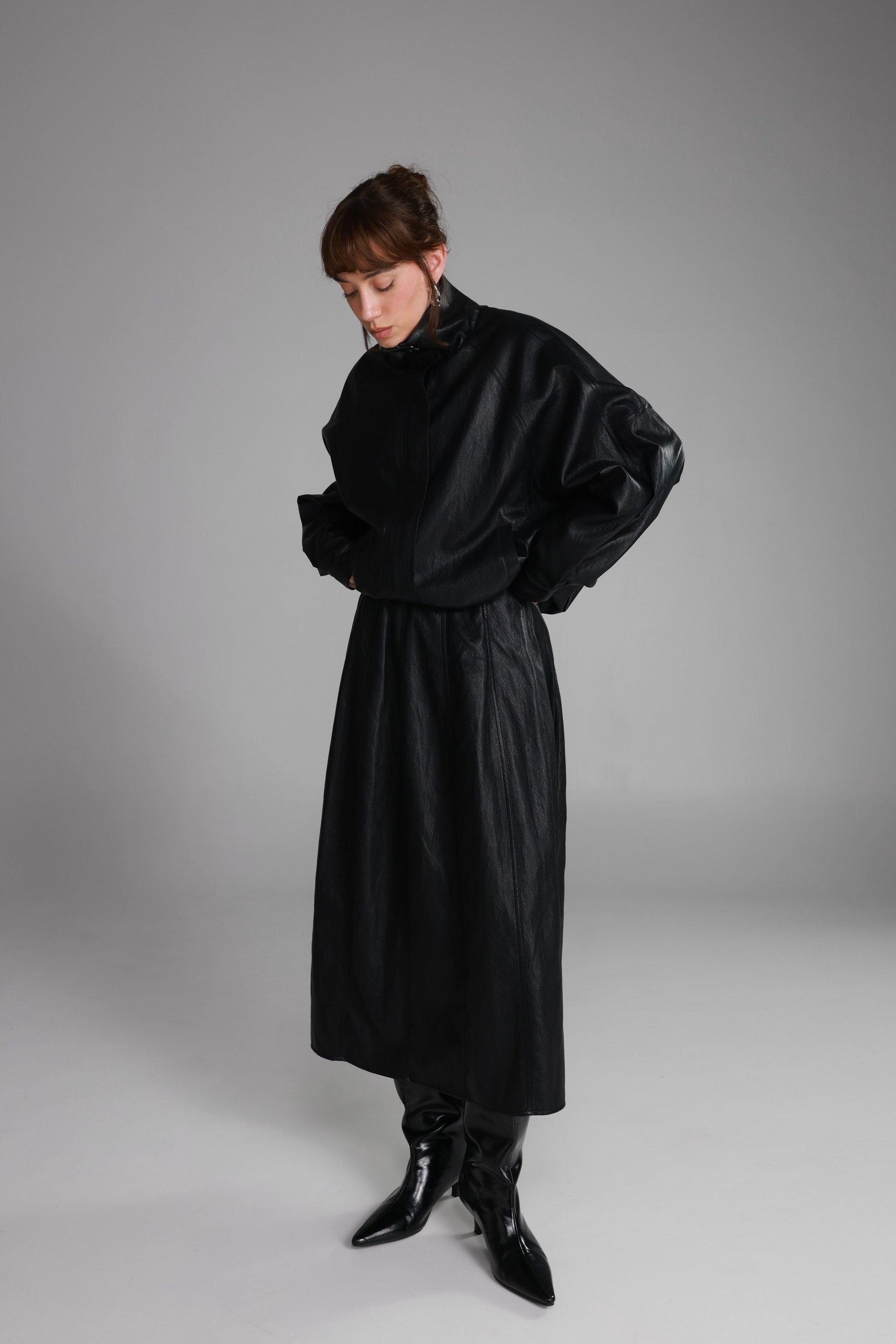 חצאית מידי ג'וליה דמוי עור שחורה