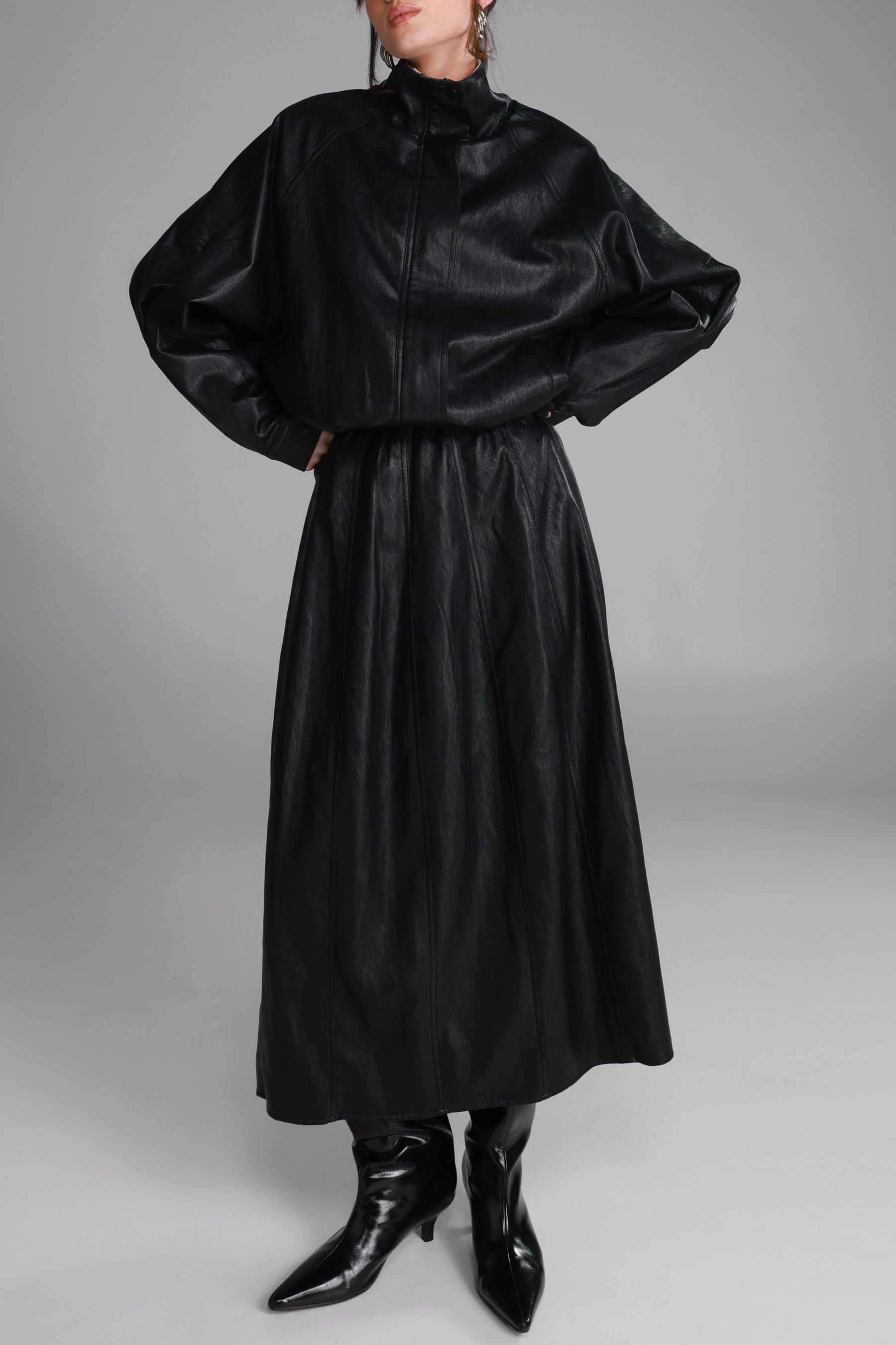 חצאית מידי ג'וליה דמוי עור שחורה