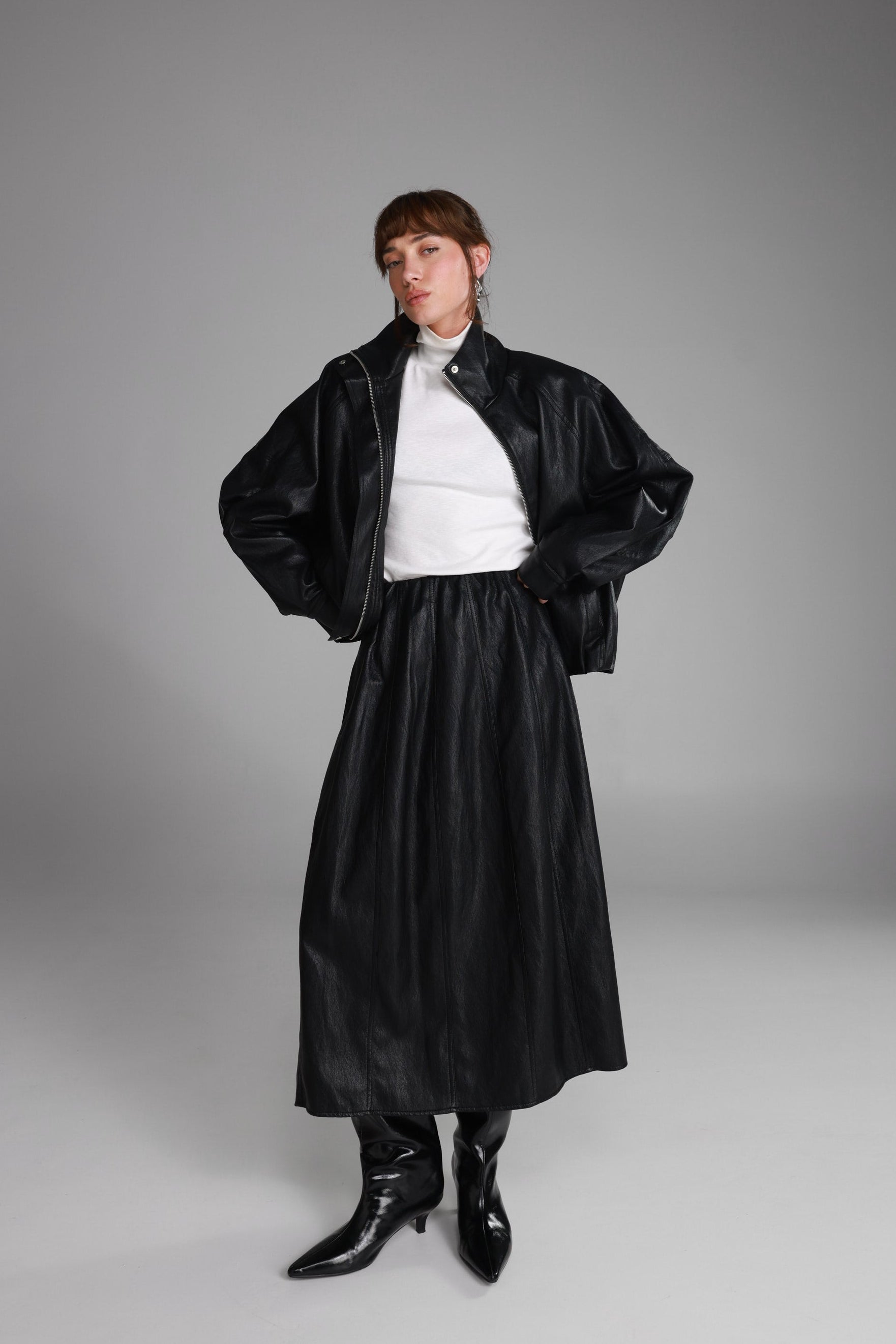 חצאית מידי ג'וליה דמוי עור שחורה