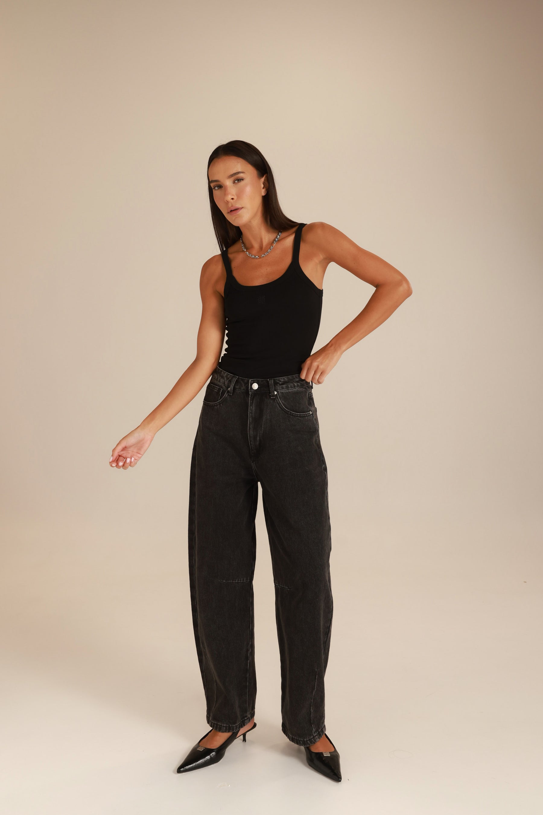 גופיית סמנתה שחורה