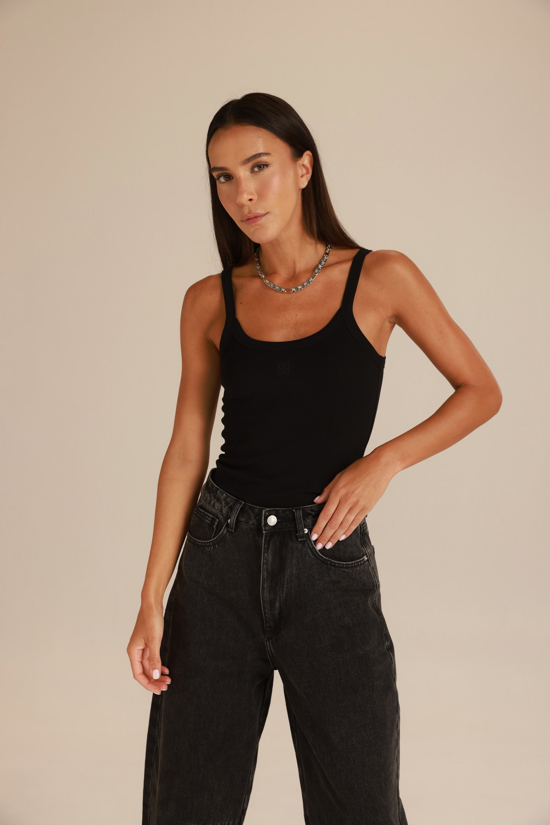 גופיית סמנתה שחורה