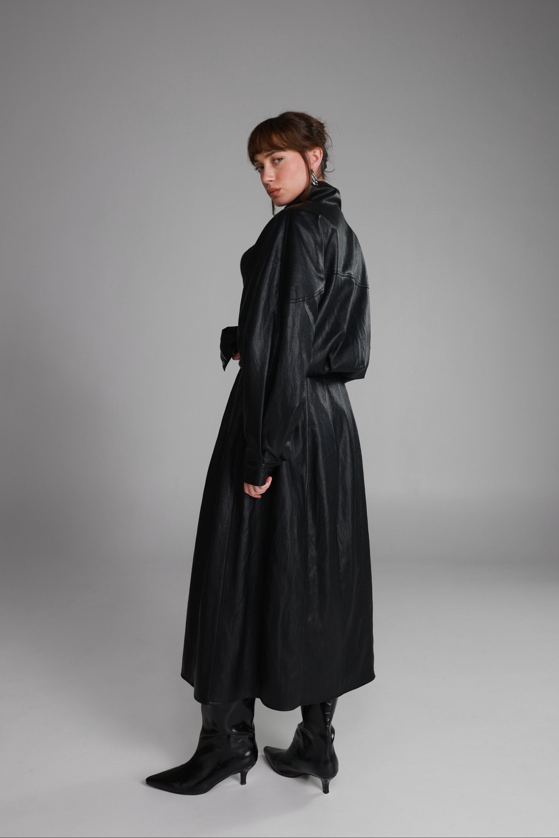 חצאית מידי ג'וליה דמוי עור שחורה