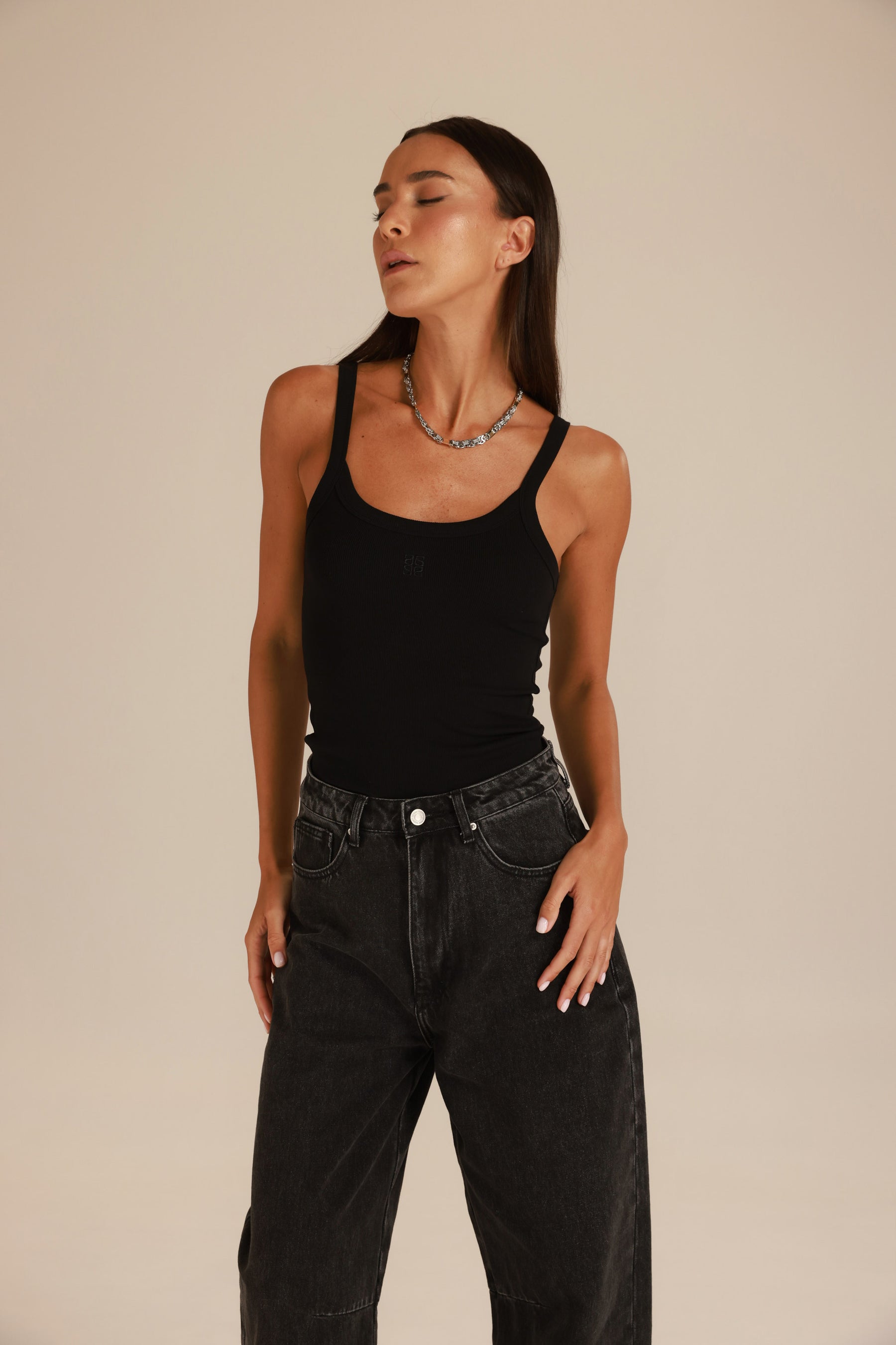 גופיית סמנתה שחורה