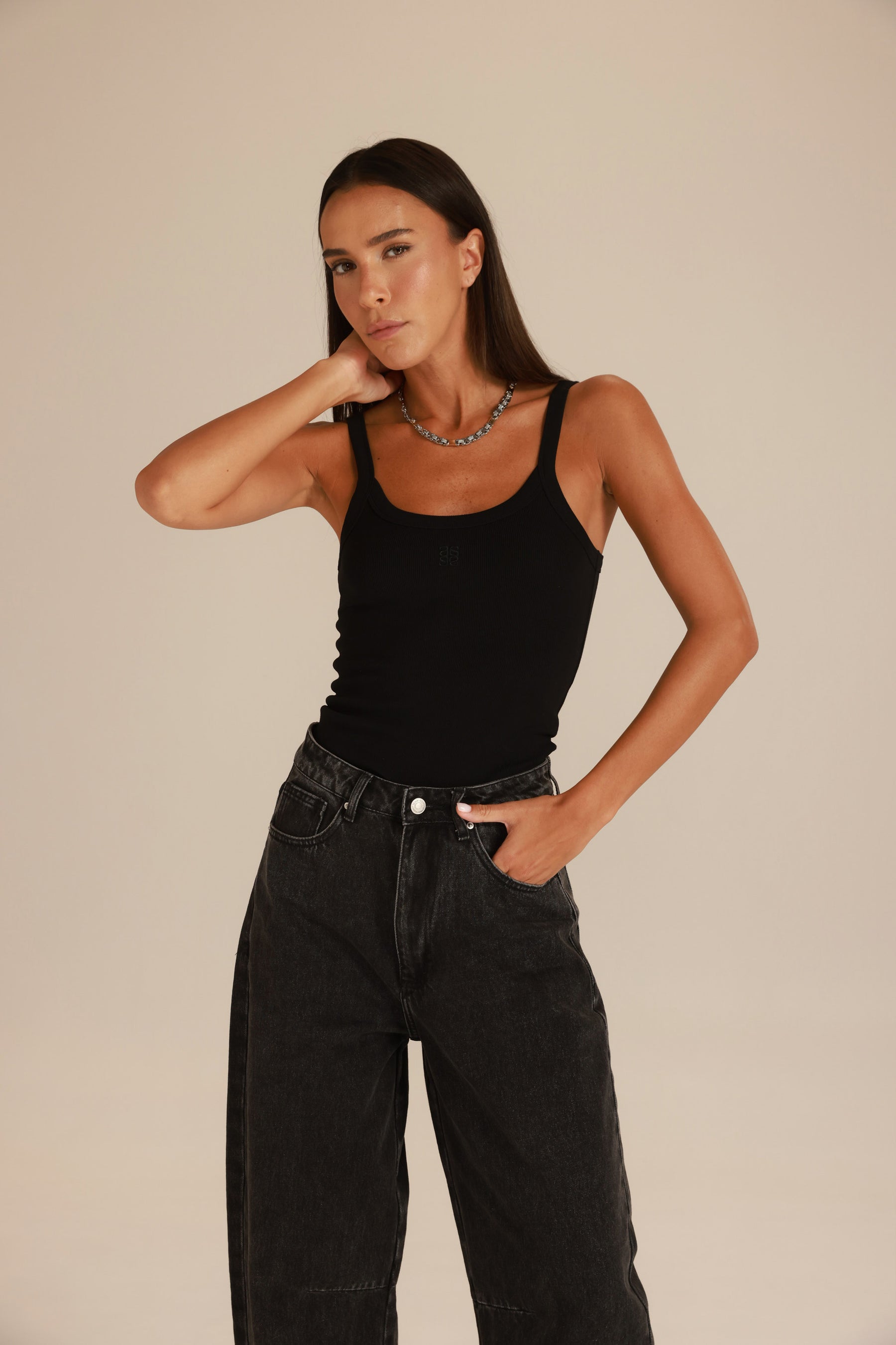 גופיית סמנתה שחורה