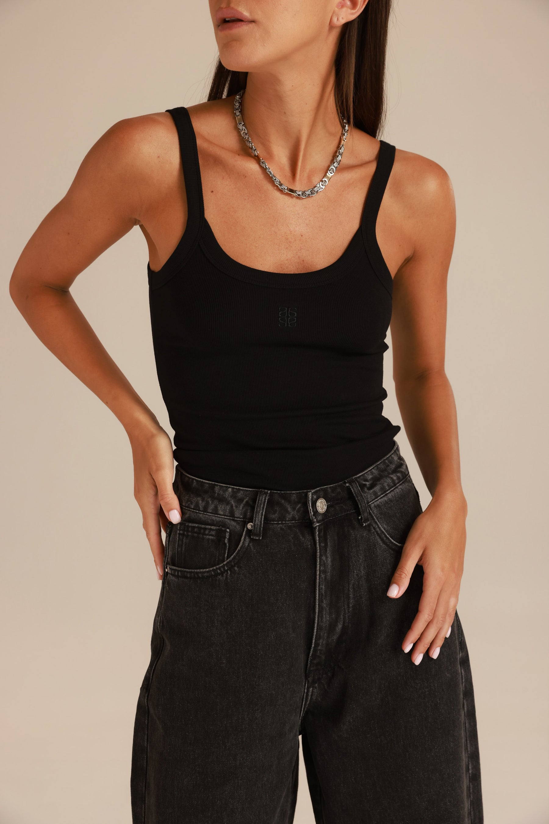 גופיית סמנתה שחורה