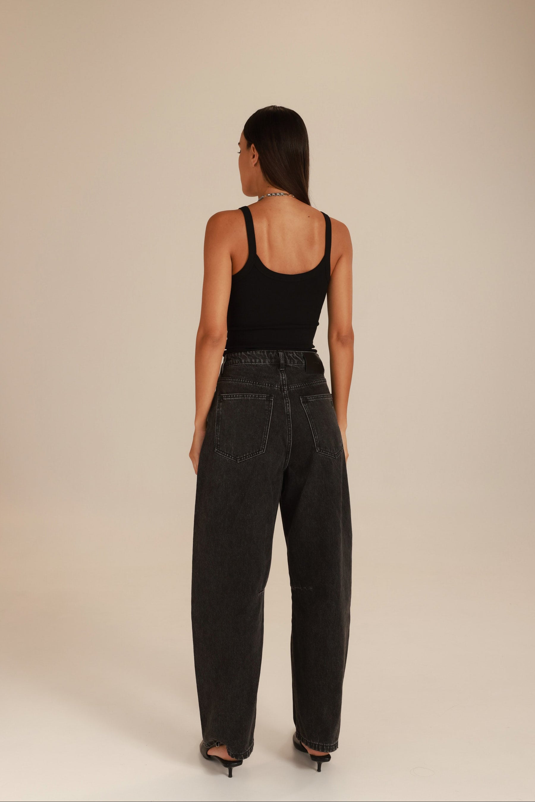 גופיית סמנתה שחורה