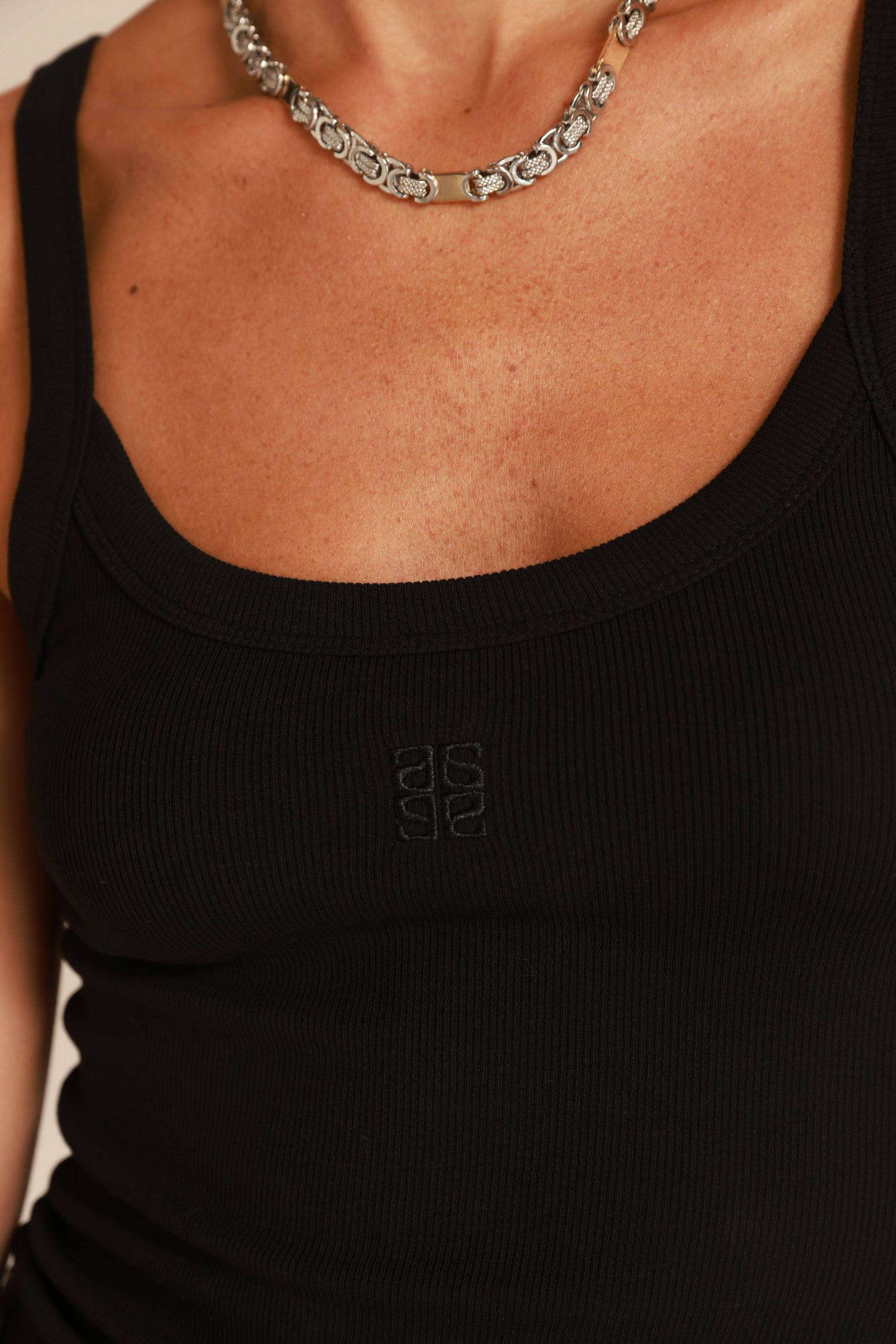 גופיית סמנתה שחורה