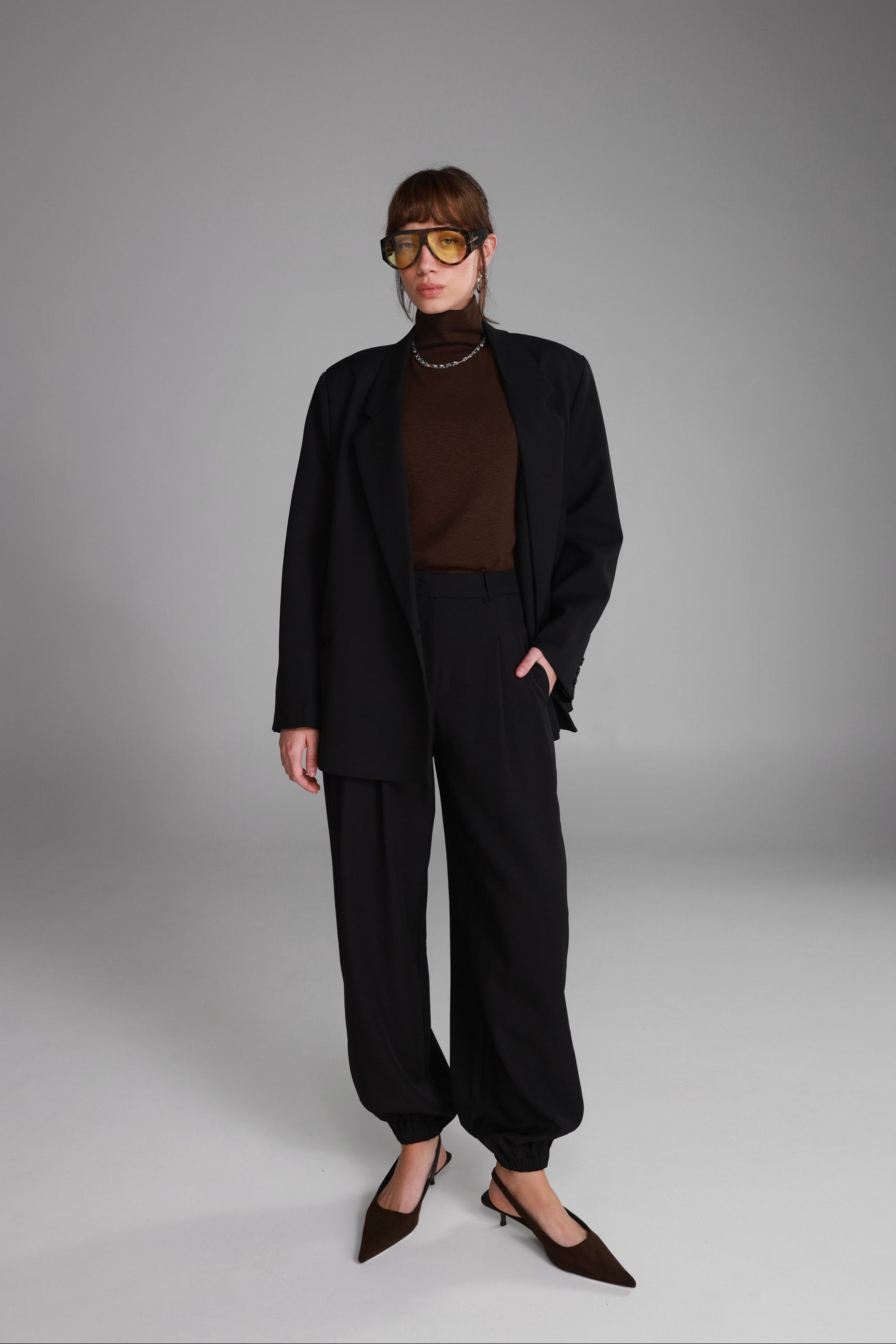 חולצת דיילי חום כהה