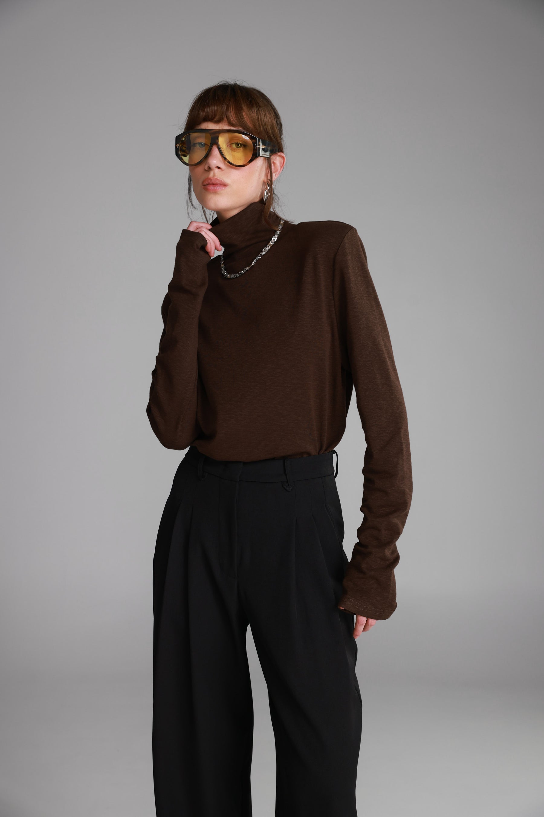 חולצת דיילי חום כהה