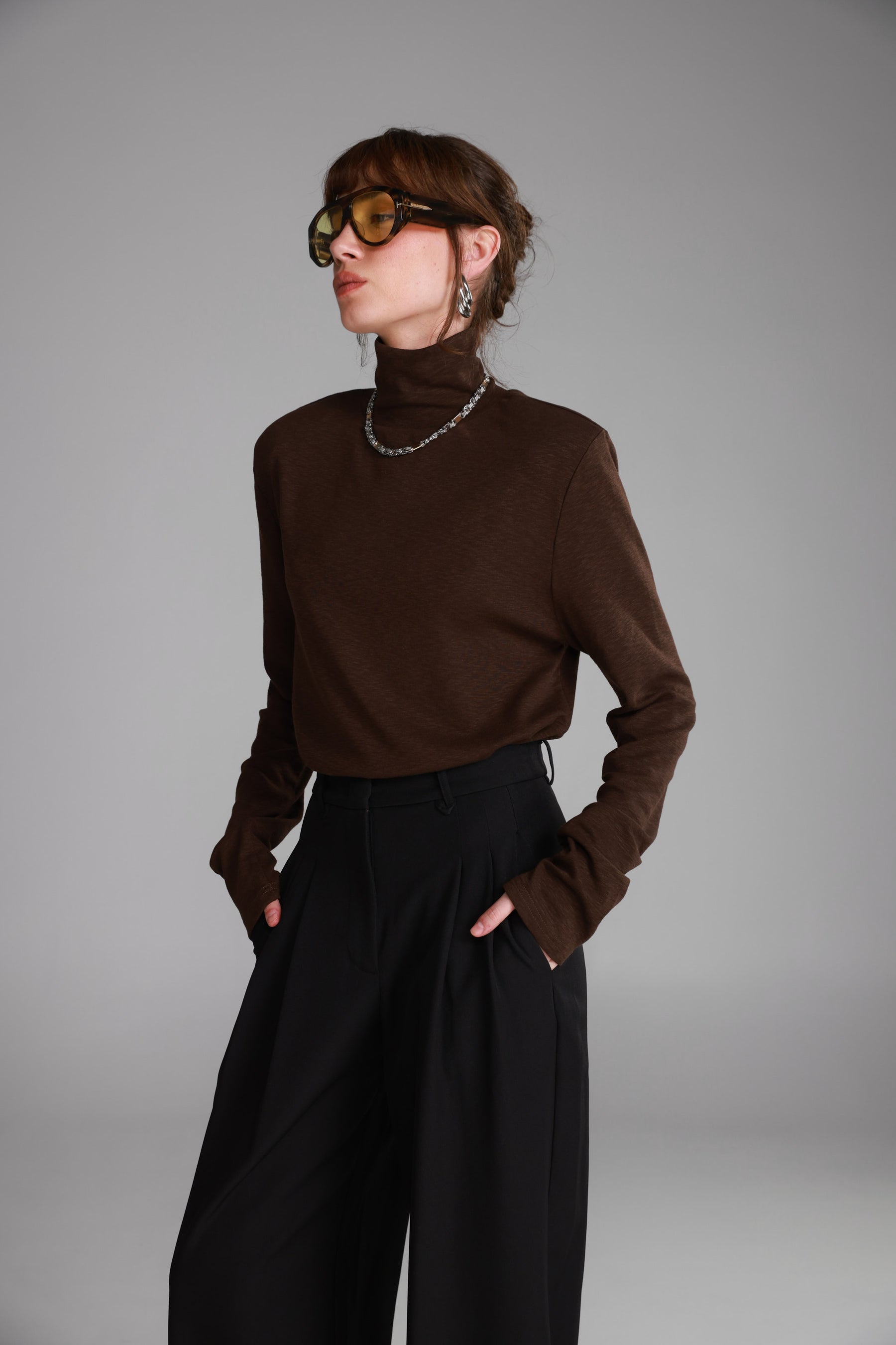 חולצת דיילי חום כהה