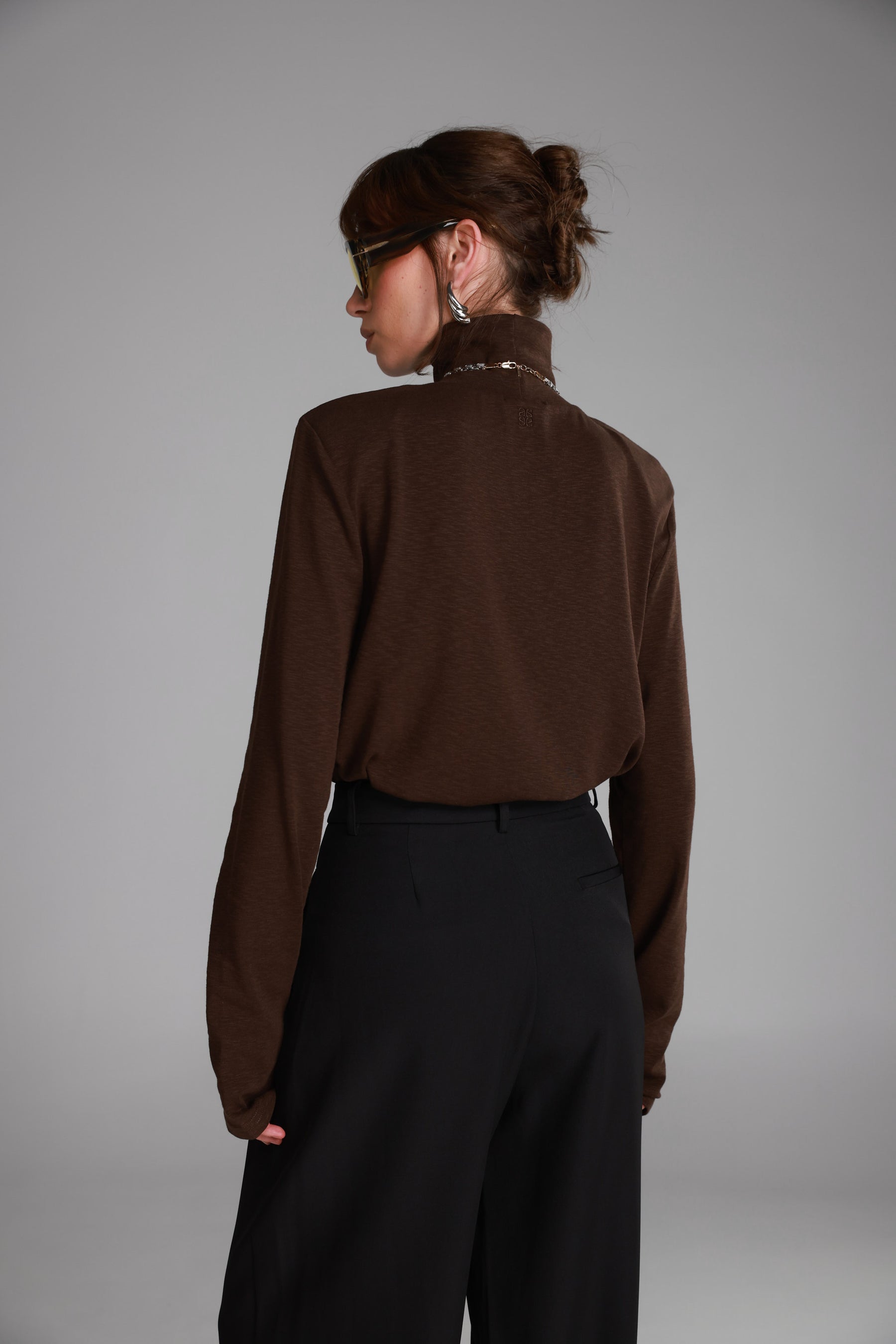 חולצת דיילי חום כהה