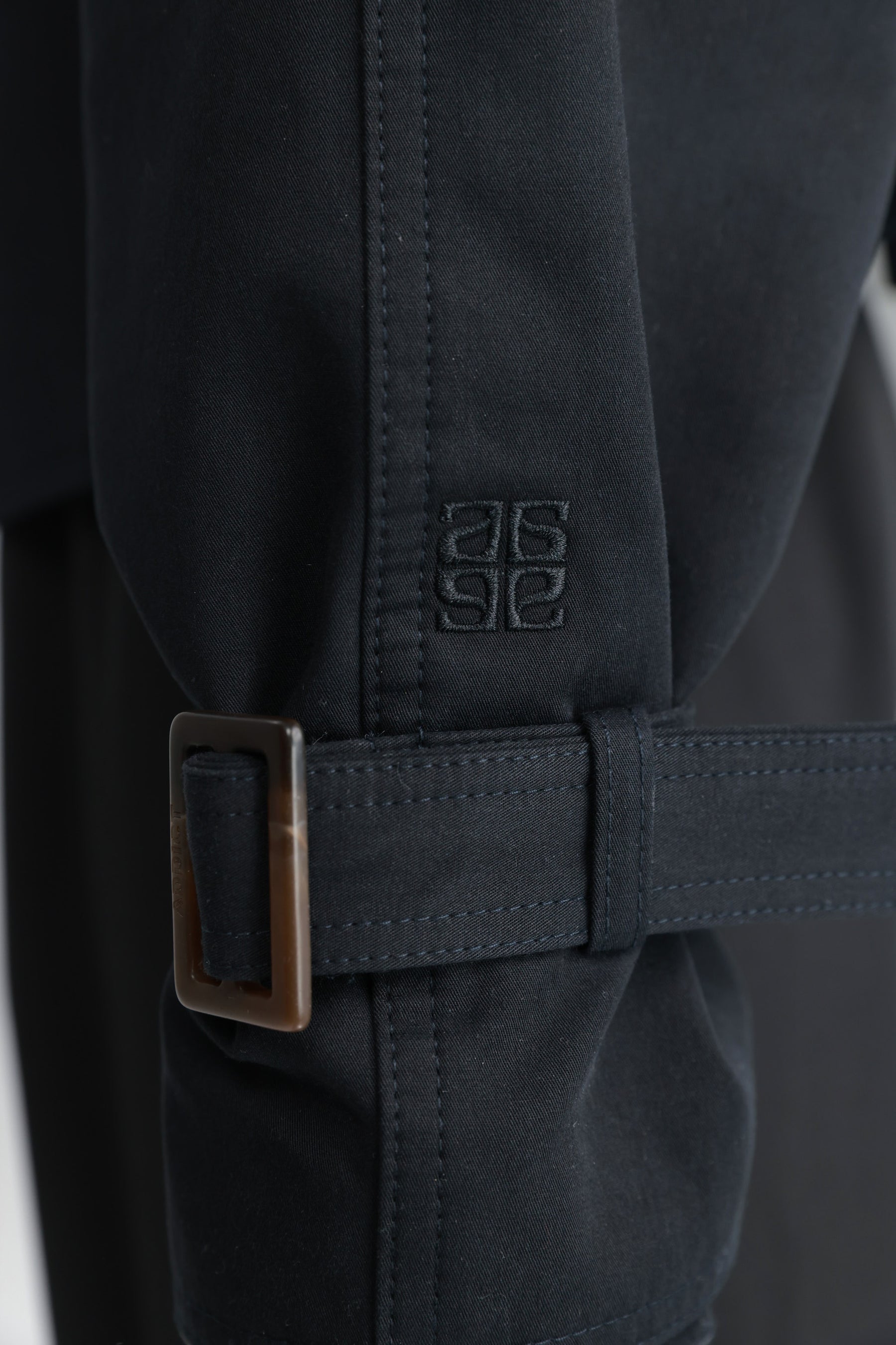 טרנץ' אנני שחור