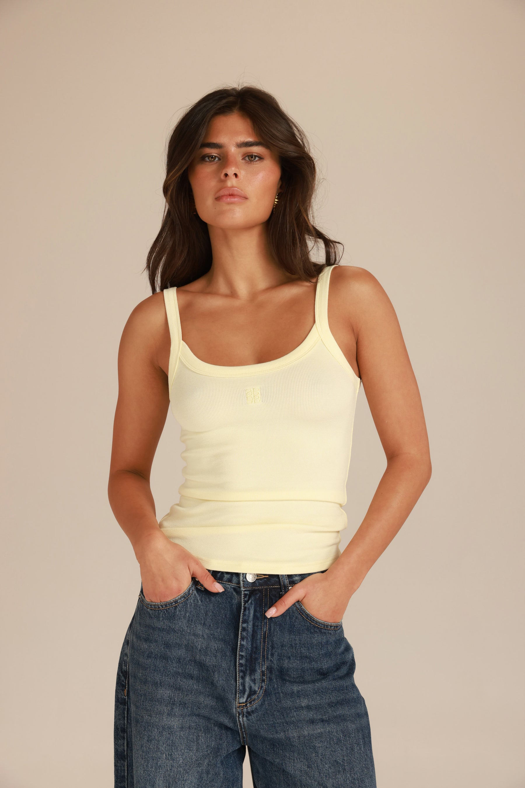 גופיית סמנתה בלונד