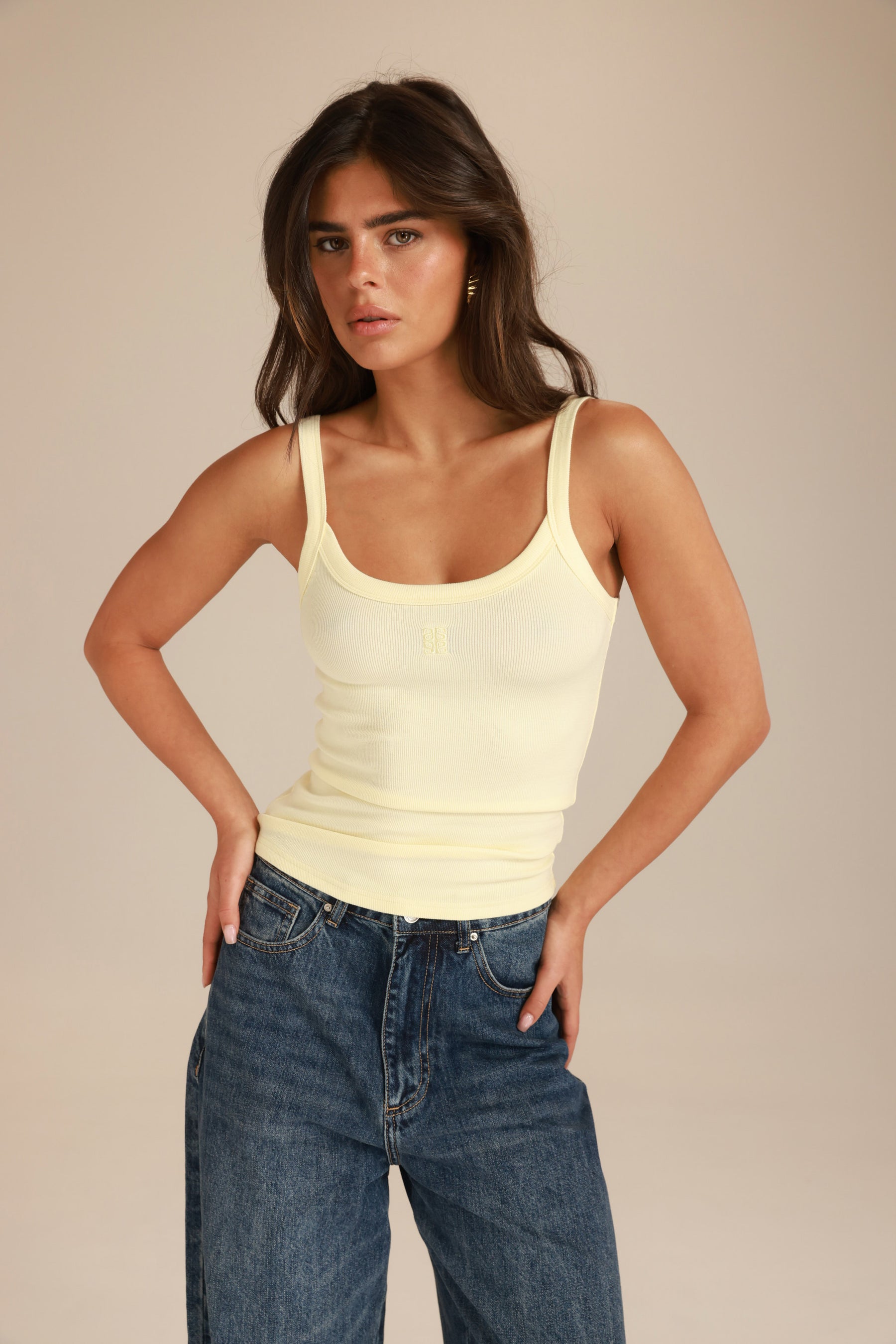 גופיית סמנתה בלונד