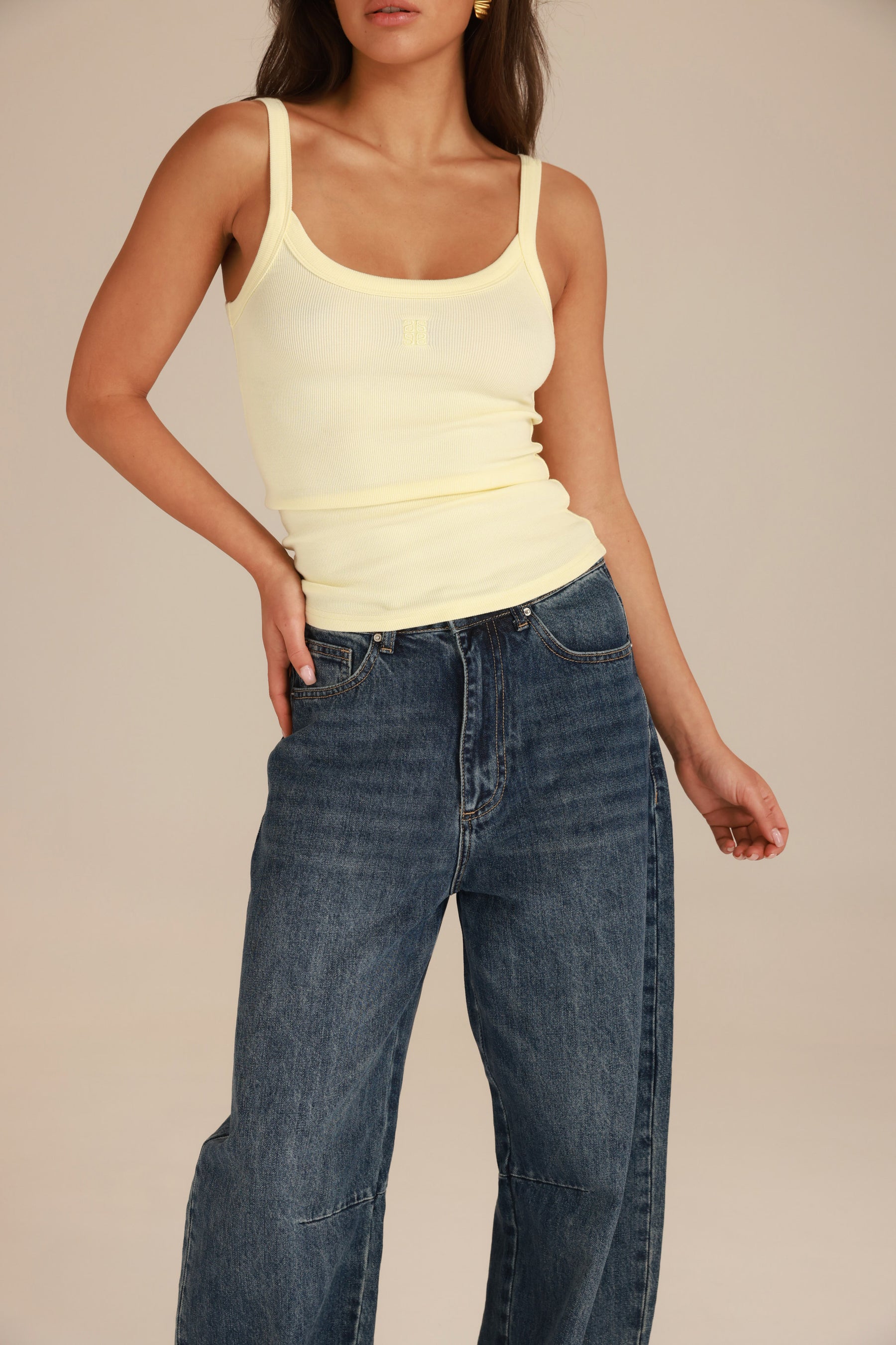 גופיית סמנתה בלונד