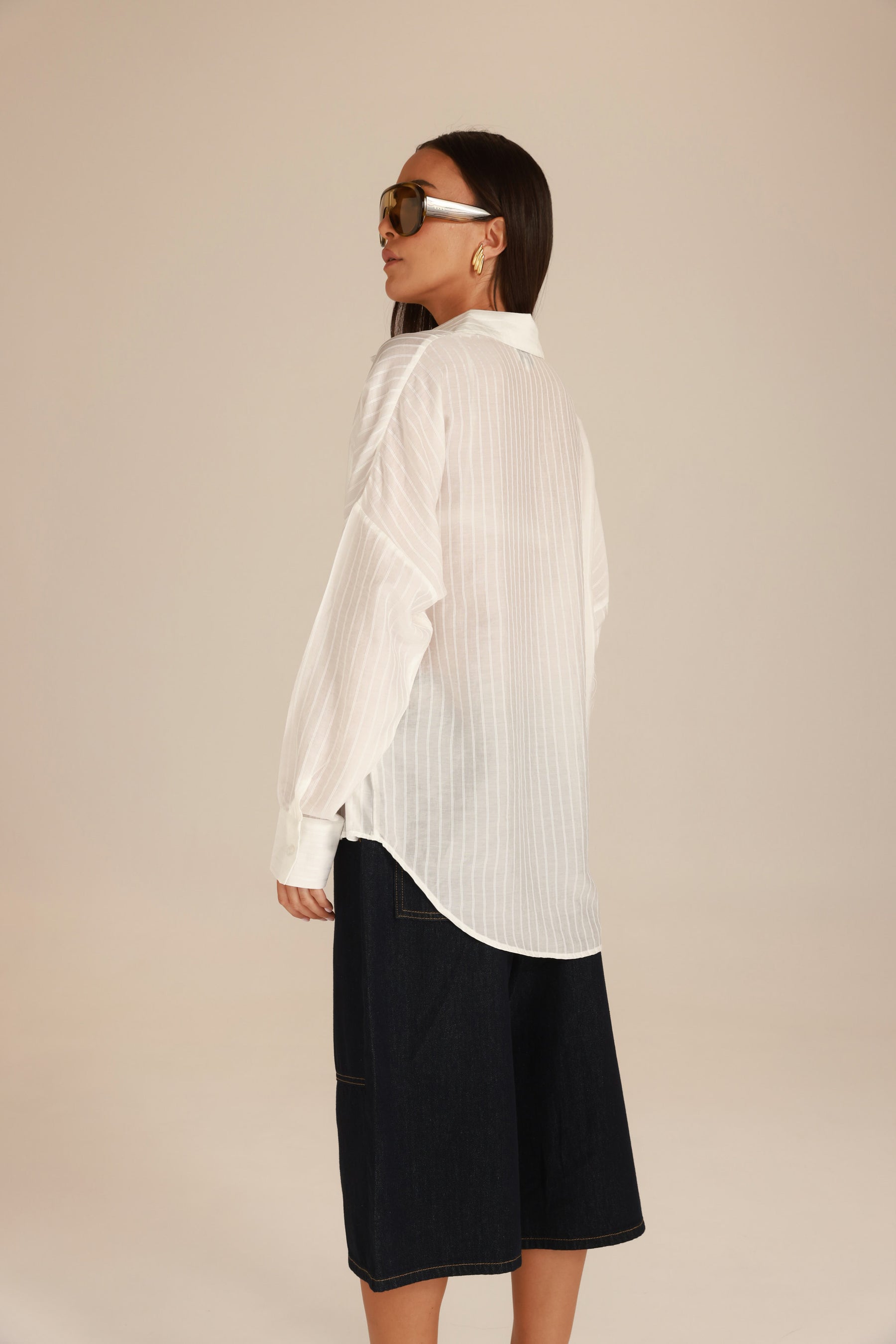 חולצת מיילו מכופתרת לבנה