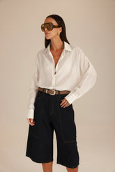 חולצת מיילו מכופתרת לבנה