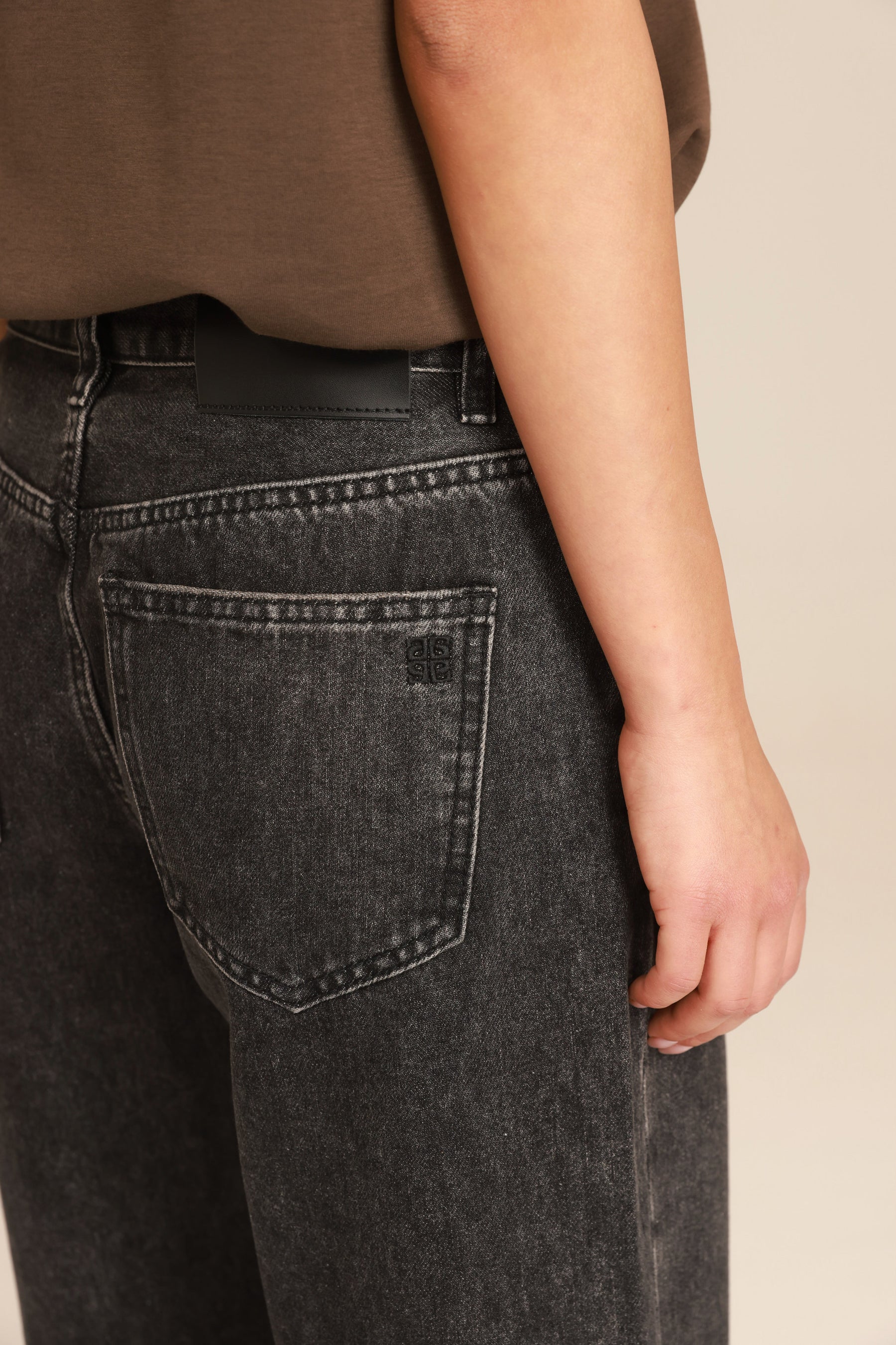 ג'ינס טוני שחור