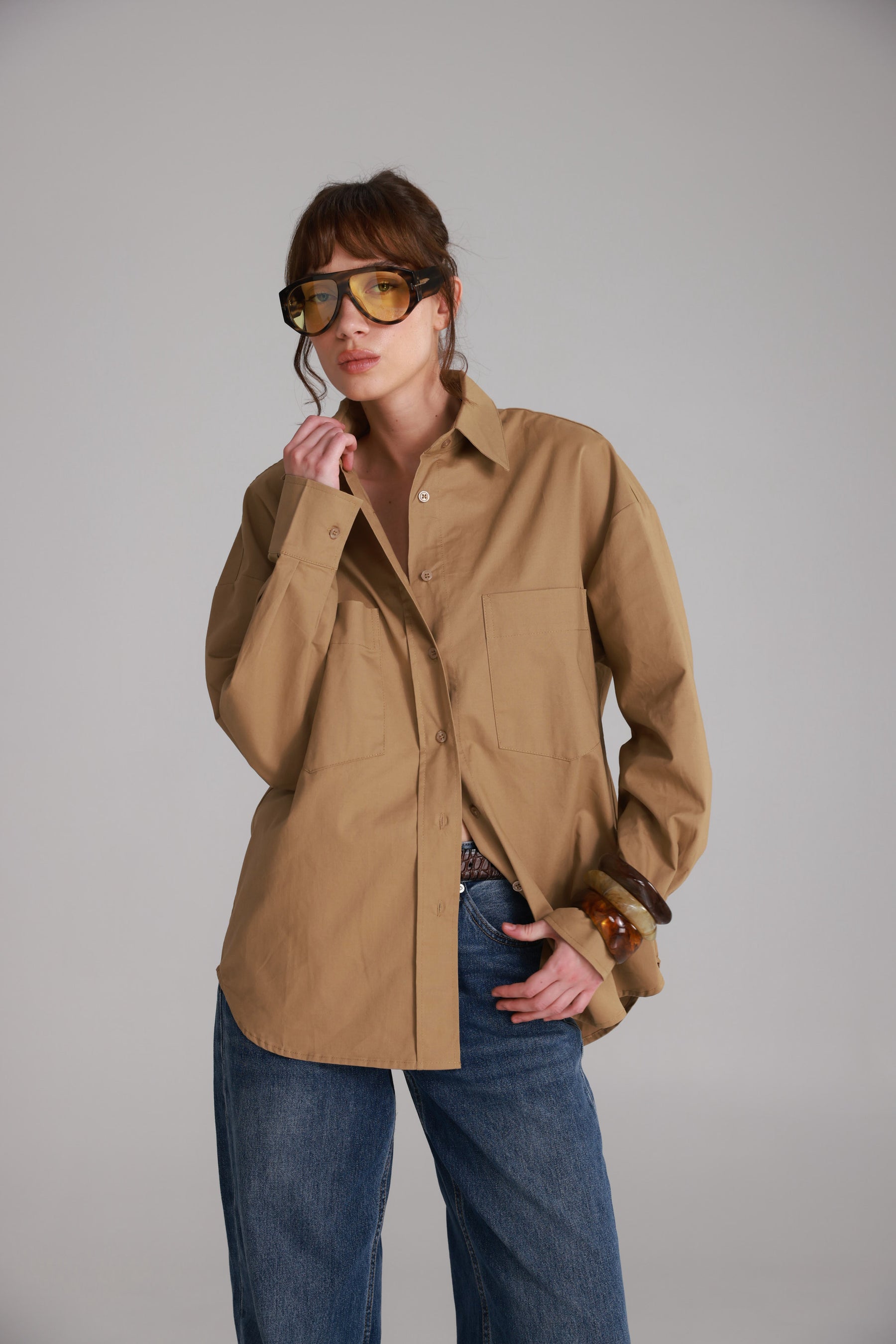 חולצת ניקולאס מכופתרת חום בהיר