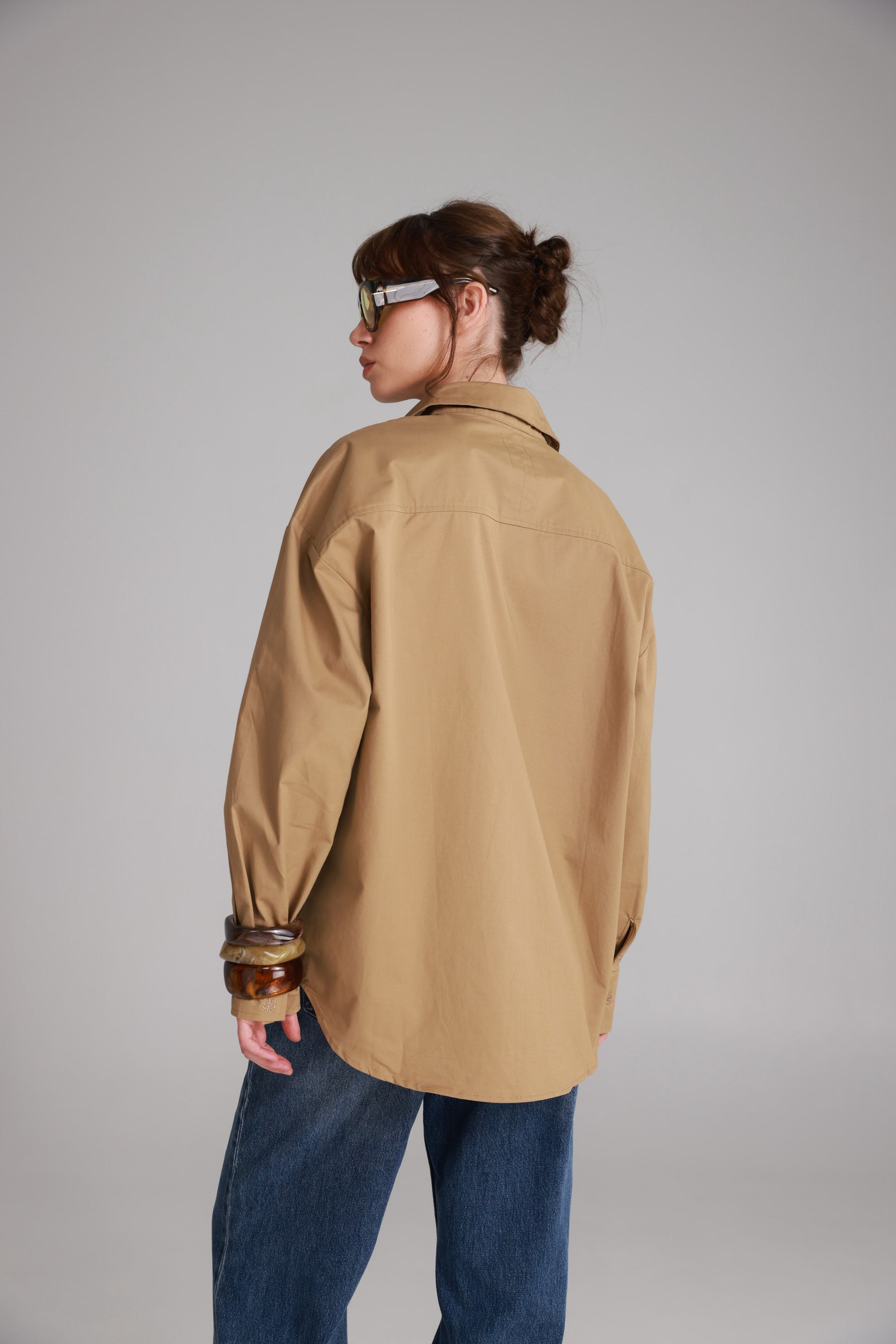 חולצת ניקולאס מכופתרת חום בהיר