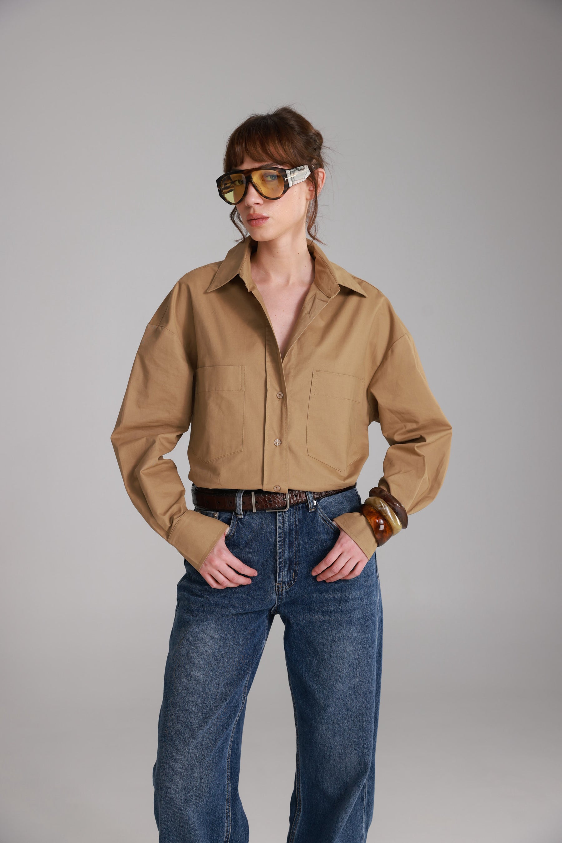 חולצת ניקולאס מכופתרת חום בהיר