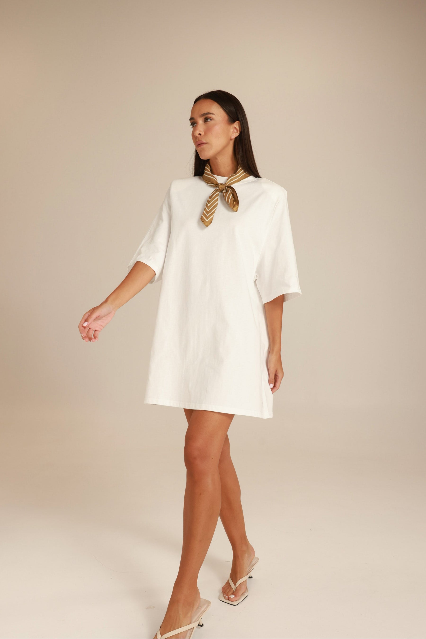 שמלת אלה לבנה