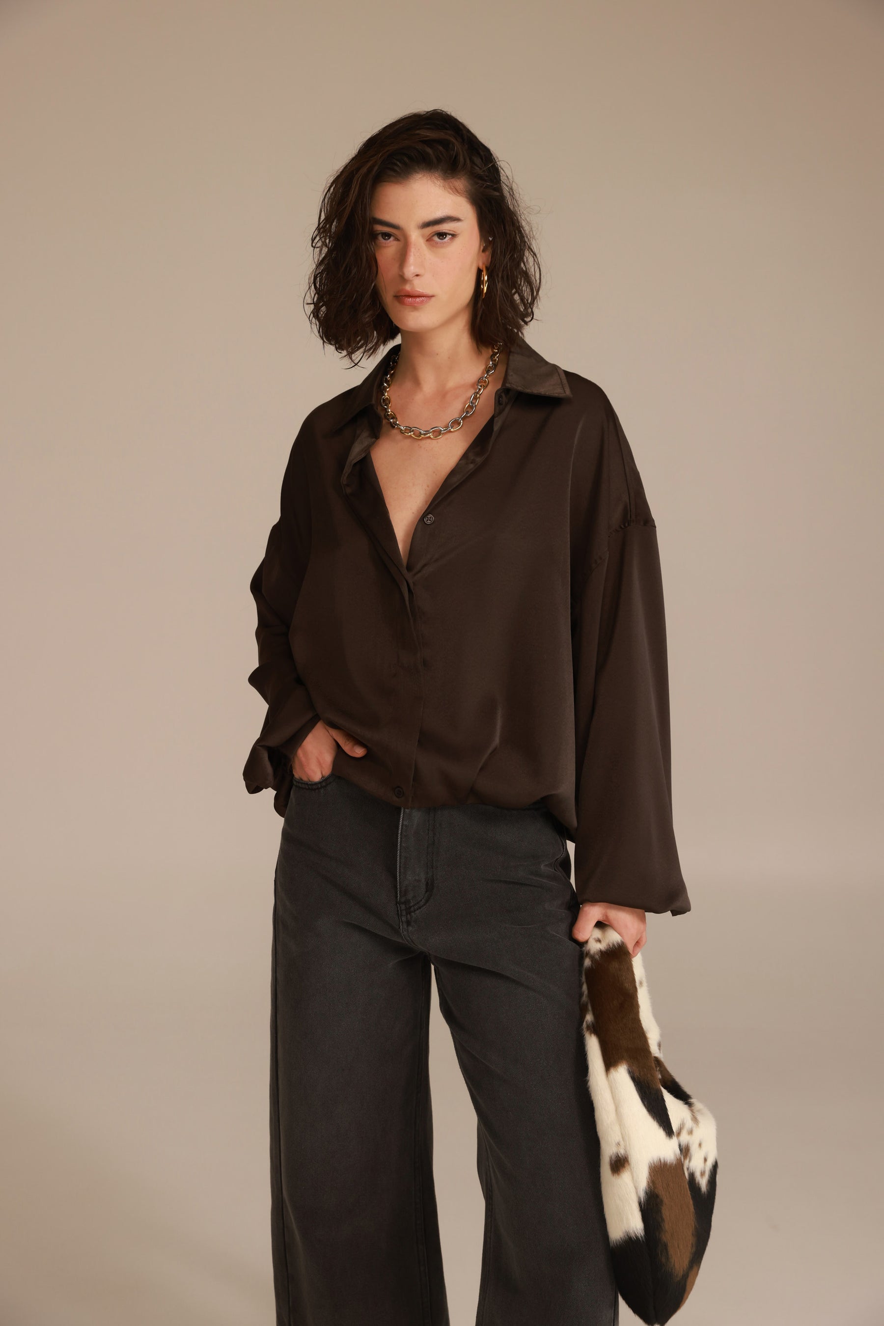 חולצת פיה מכופתרת חום כהה