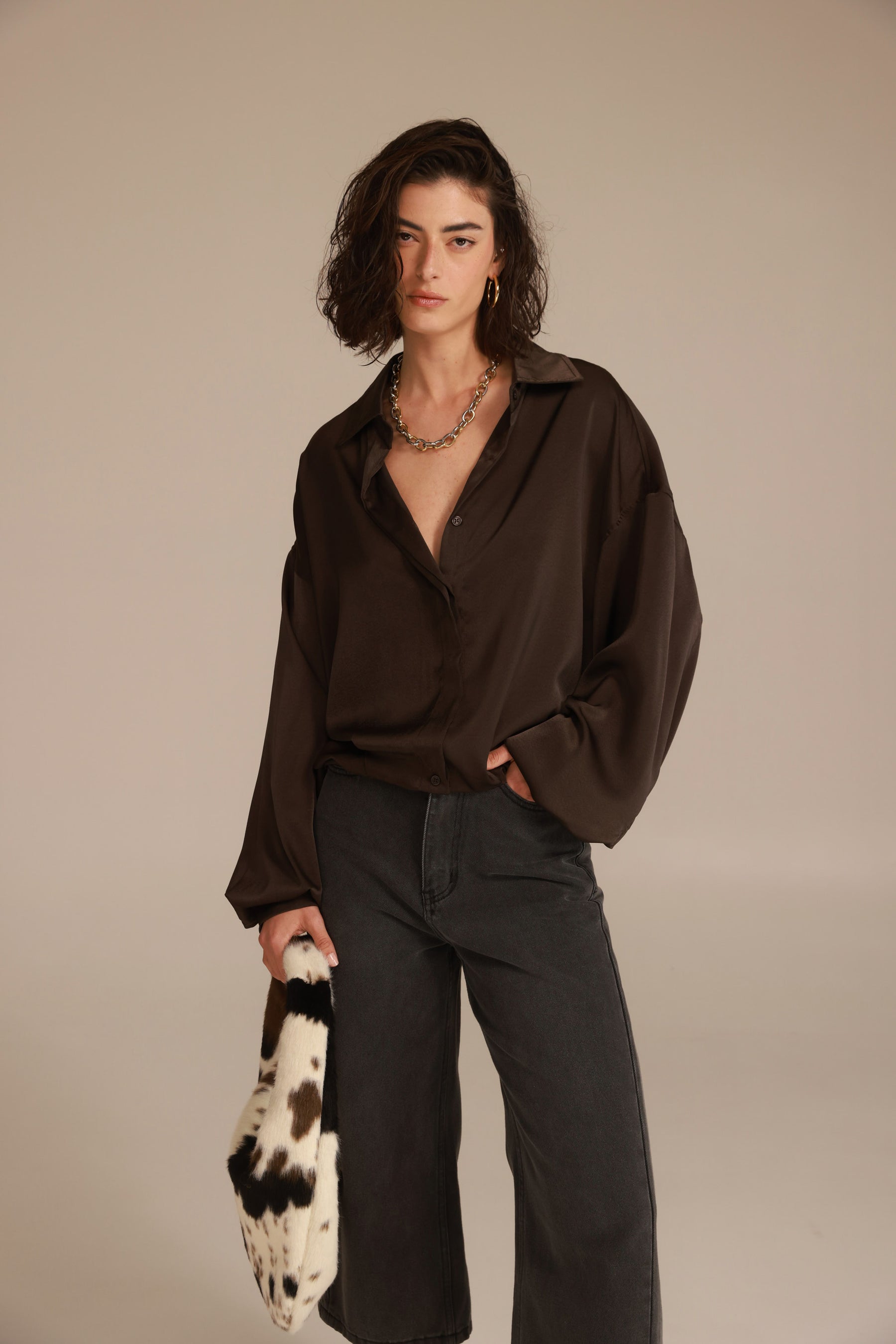 חולצת פיה מכופתרת חום כהה