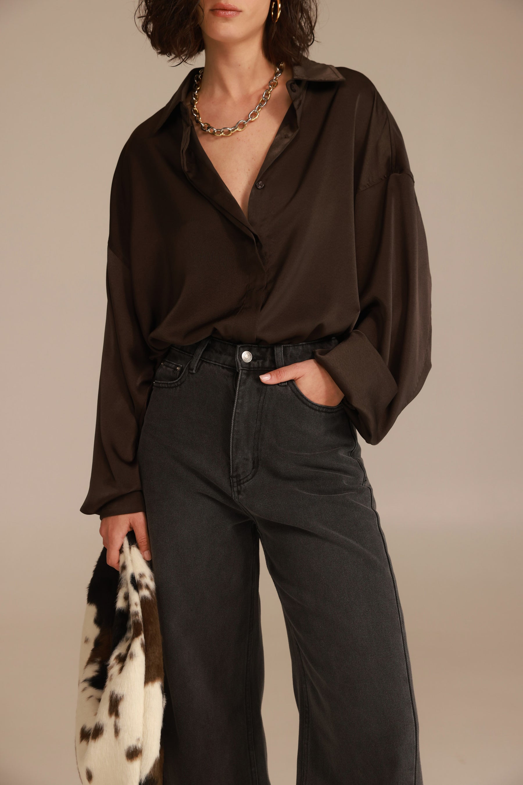 חולצת פיה מכופתרת חום כהה