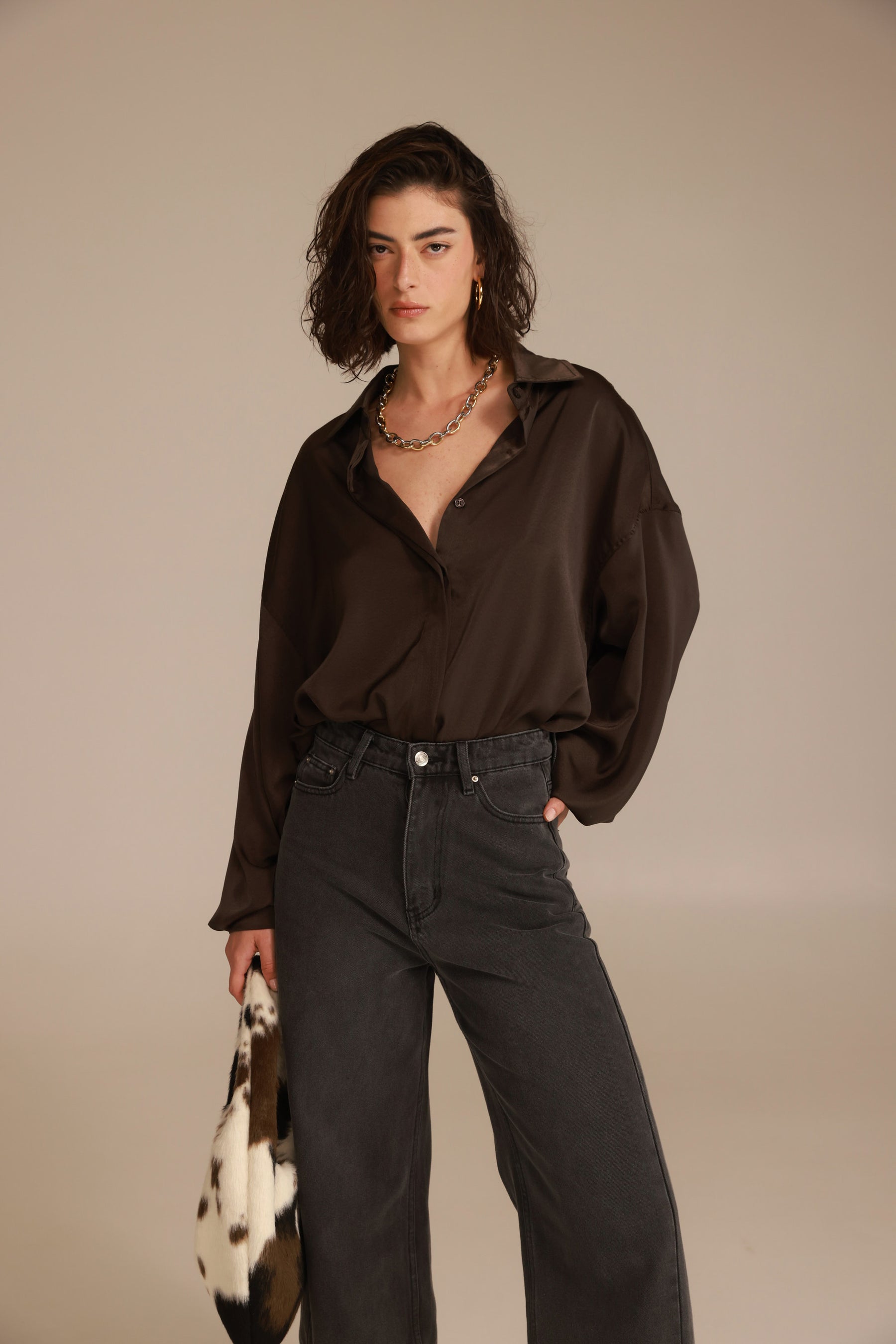 חולצת פיה מכופתרת חום כהה